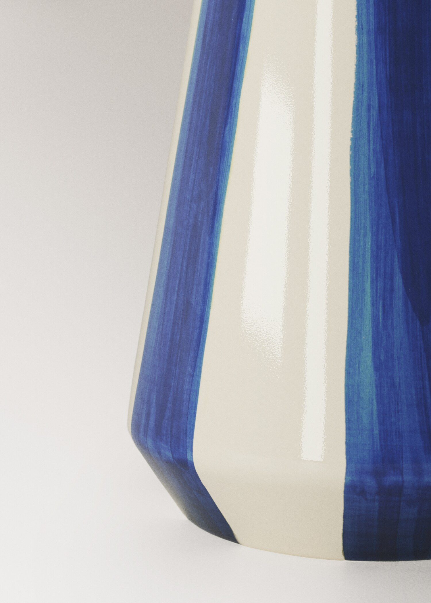 Small hand-painted striped vase - Details of the article 1