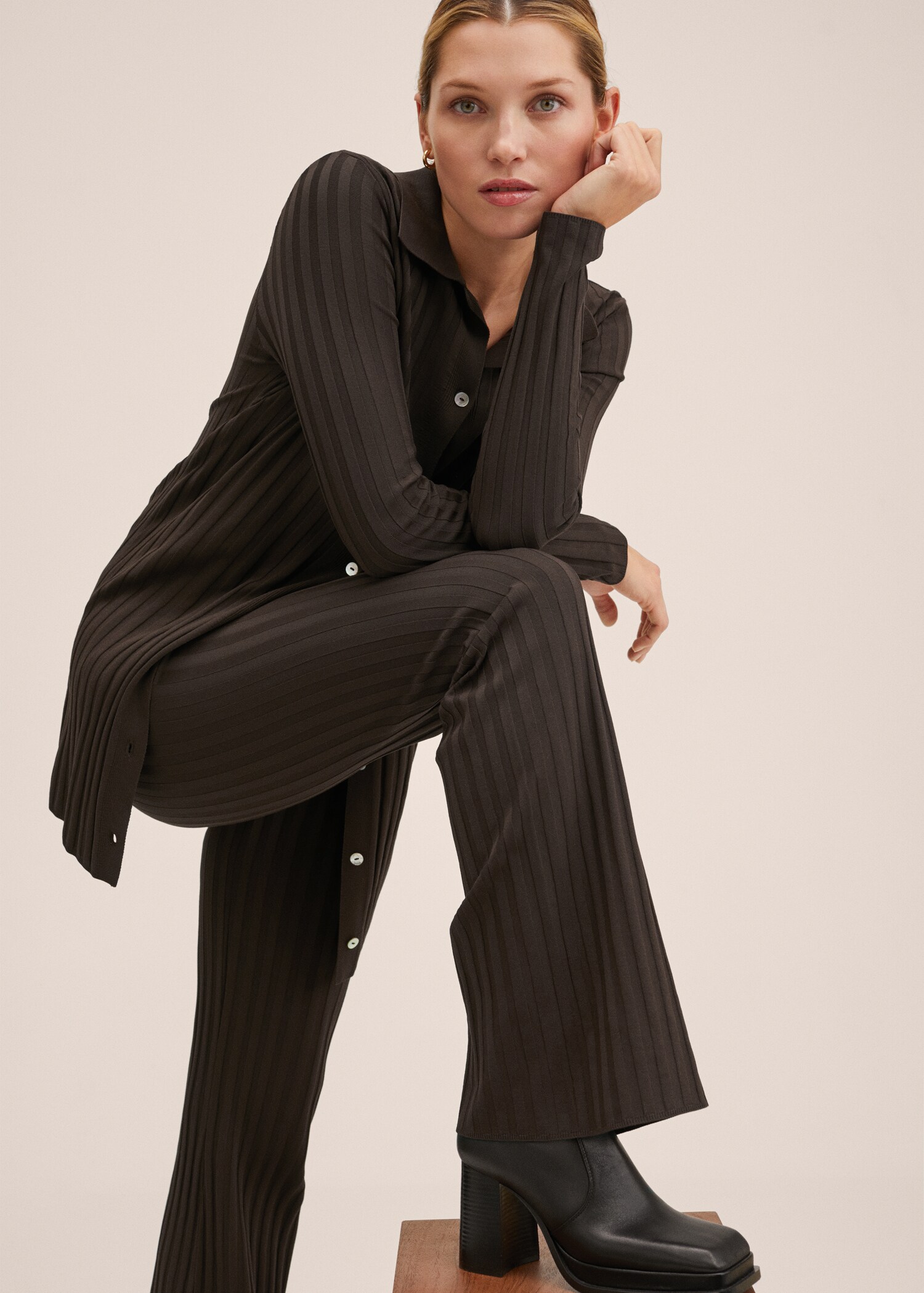 Ribbed flared trousers - Details of the article 2