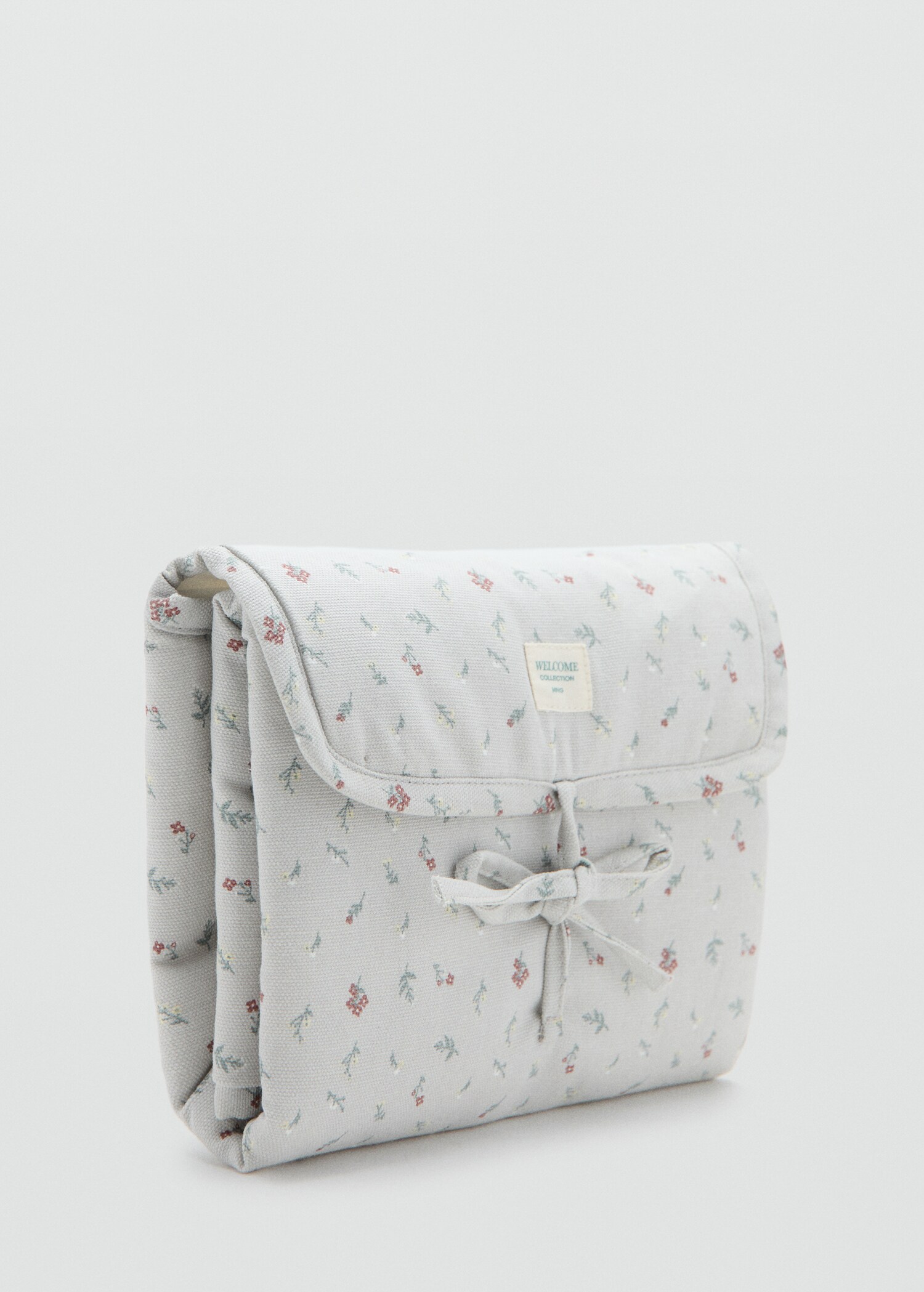 Пеленальний килимок для подорожей з квітковим принтом - Середній план