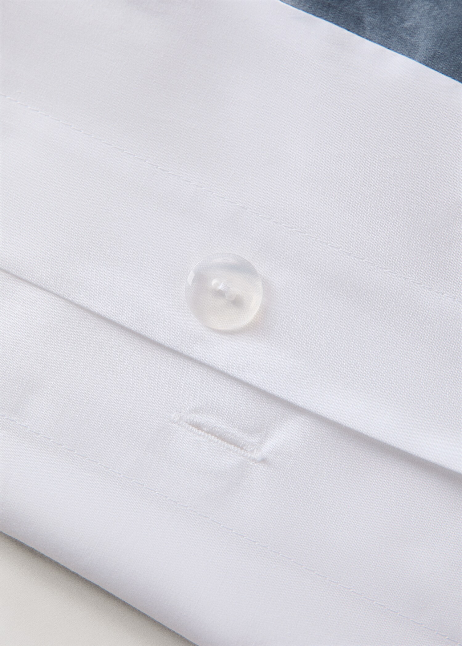 200 thread count cotton percale duvet cover with satin edges King Bed - Details of the article 2