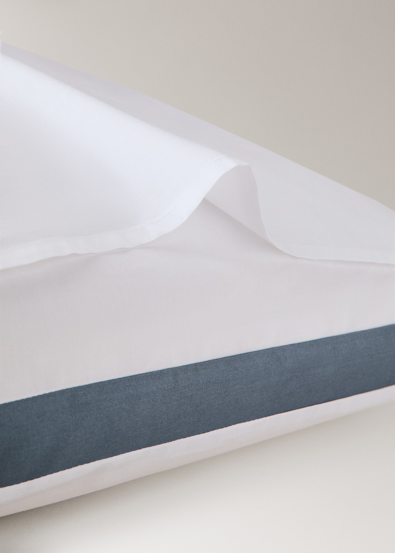 Two 200-thread count cotton percale pillowcases with satin edges 60x60cm - Details of the article 1