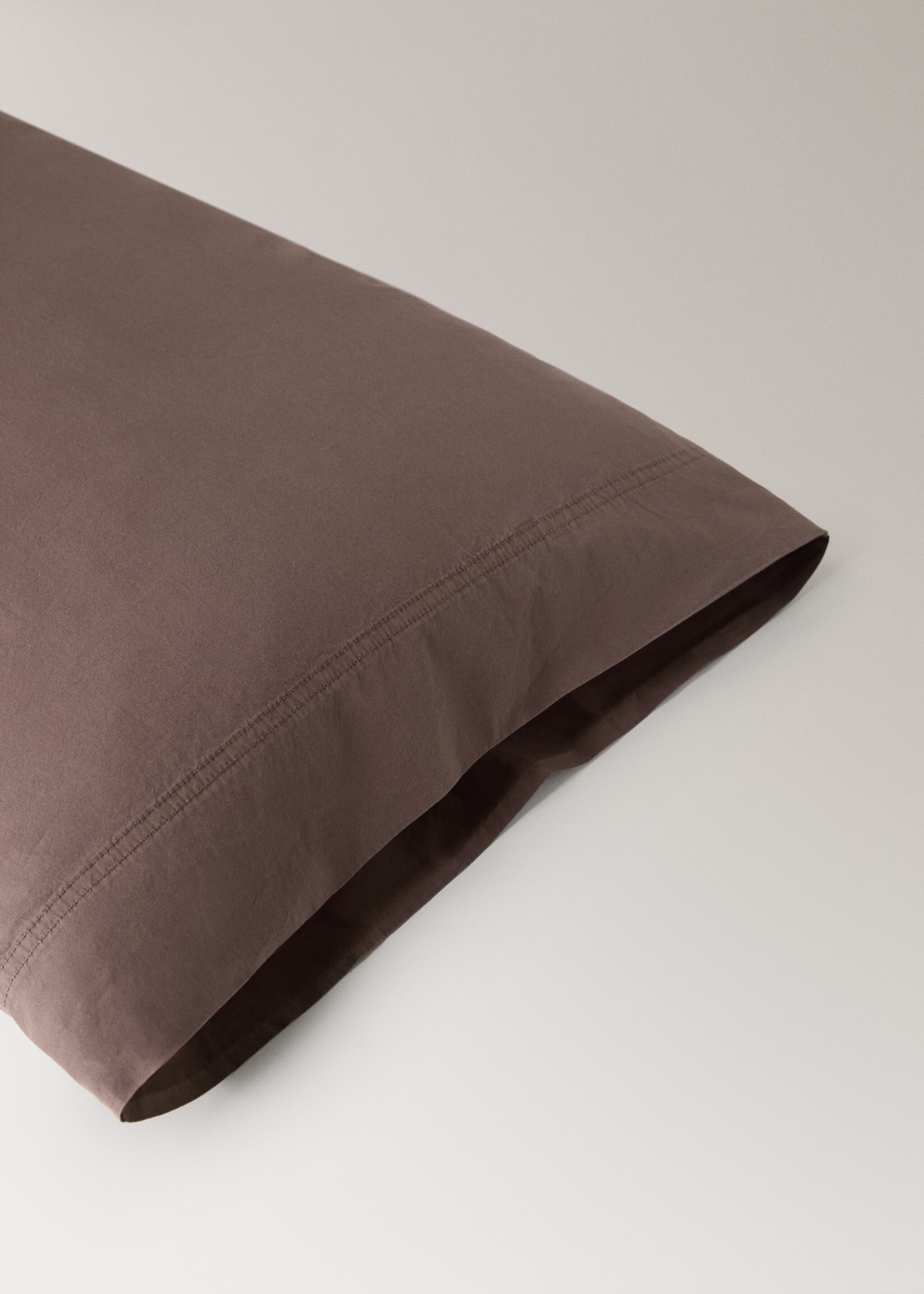 Zwei Kopfkissenbezüge aus Baumwolle mit doppeltem Steppstich, 300er Fadendichte, 45 x 110 cm - Detail des Artikels 2, Tobacco-Braun. Ref: 27042922-00.