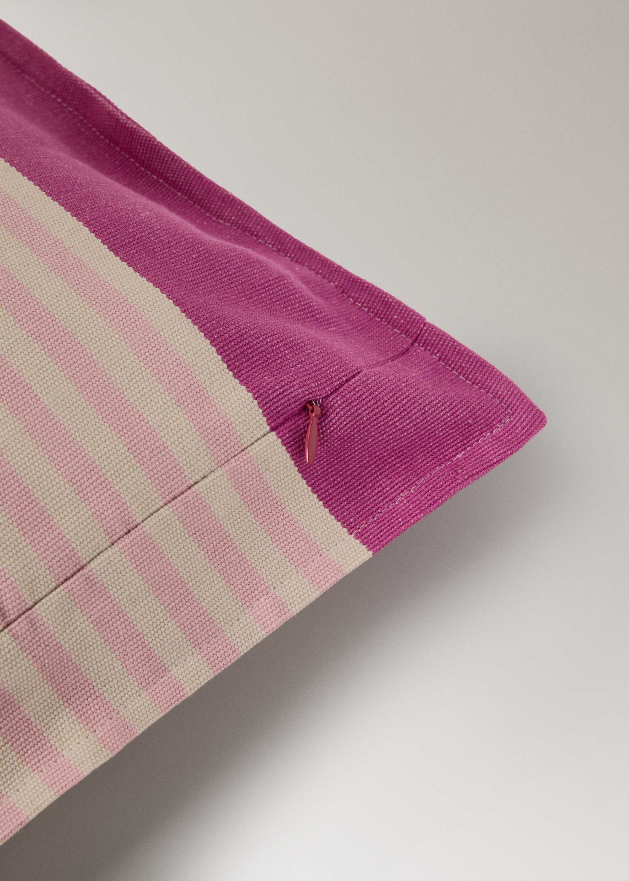 Gestreifter Kissenbezug aus Baumwolle, 40 x 60 cm - Detail des Artikels 2, Pastellrosa. Ref: 27042923-00.