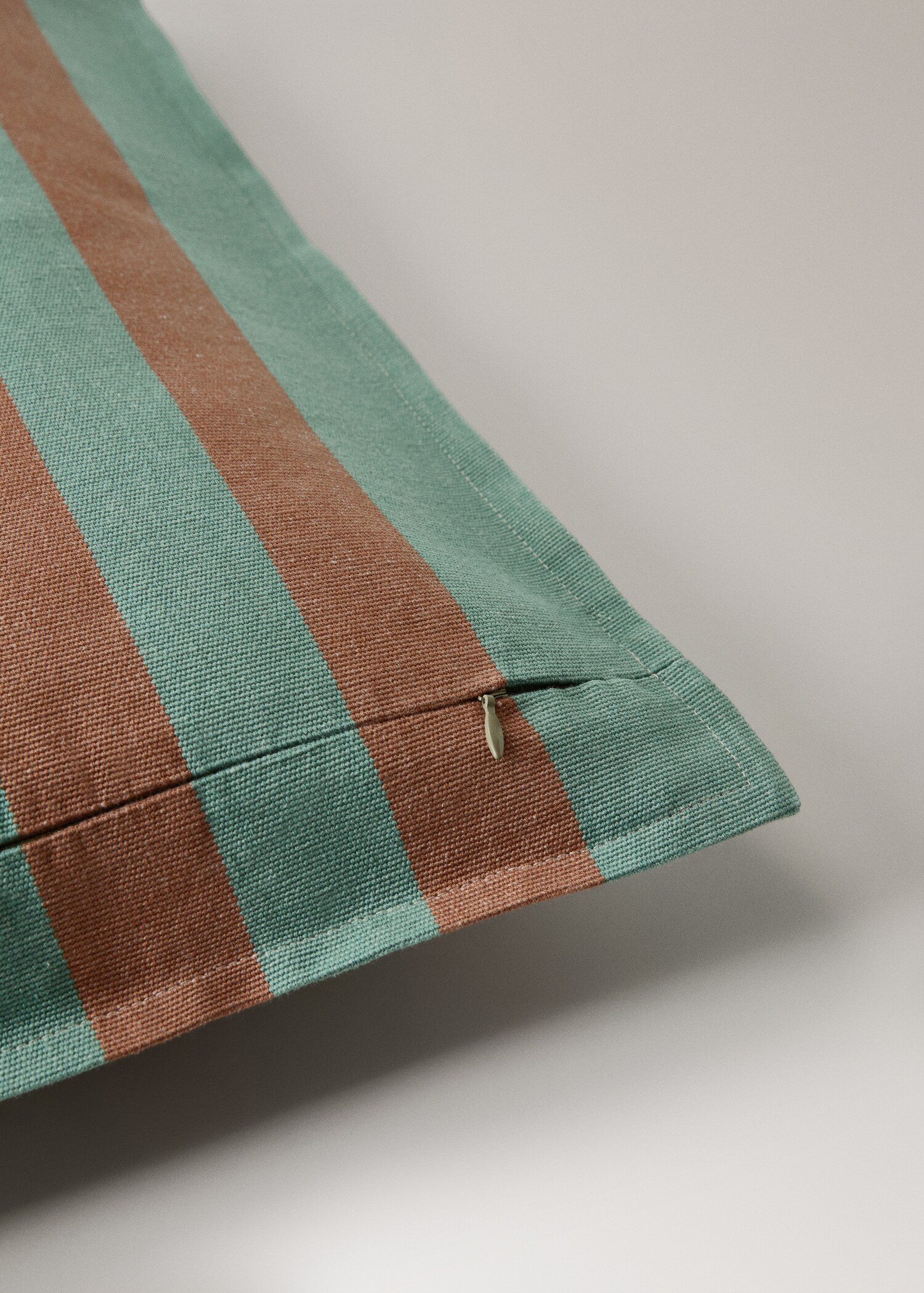 Cotton cushion cover with striped design 50x50 cm - Details of the article 2