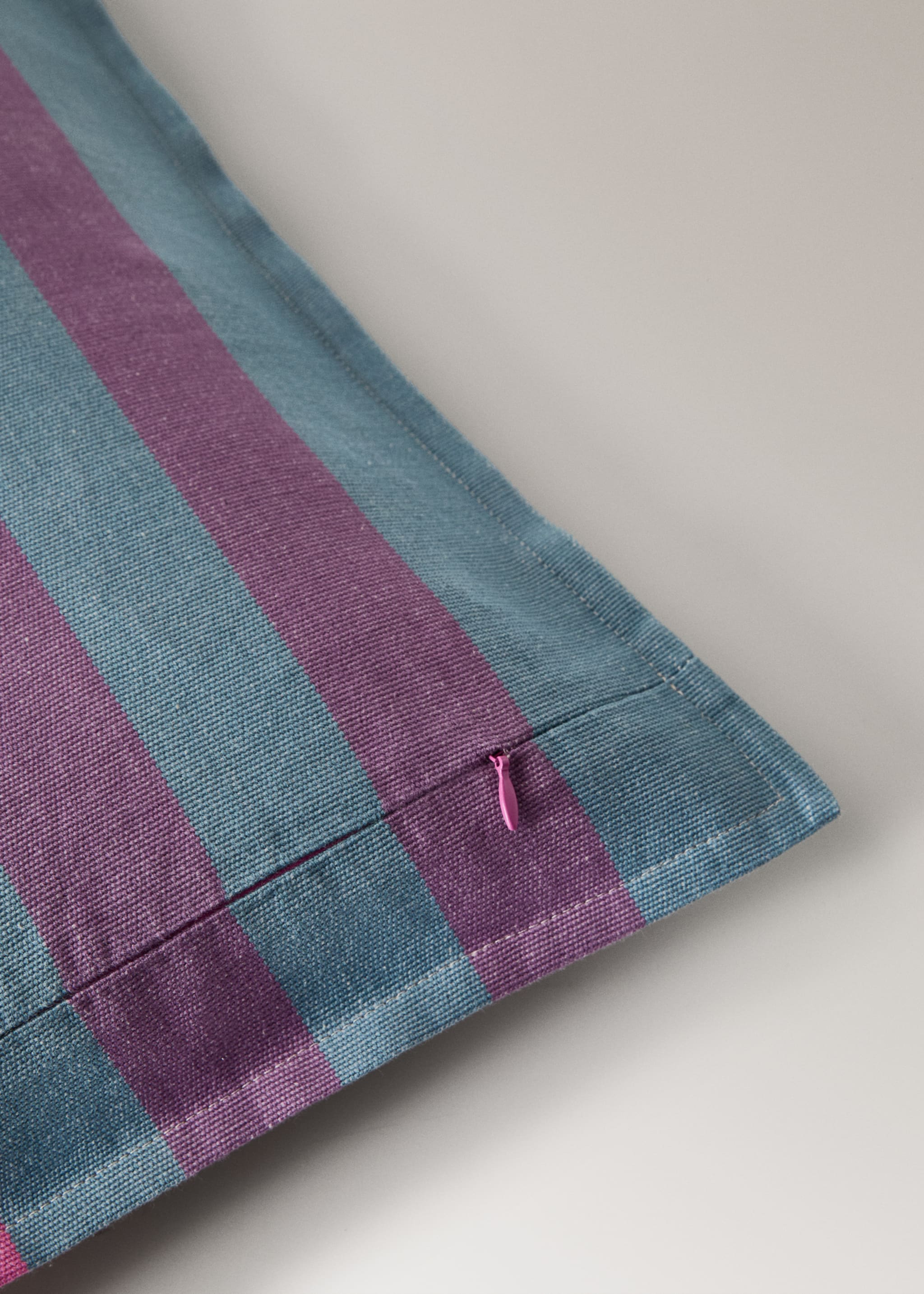 Cotton cushion cover with striped design 50x50 cm - Details of the article 2, Pastel Pink. Ref: 27042925-00.