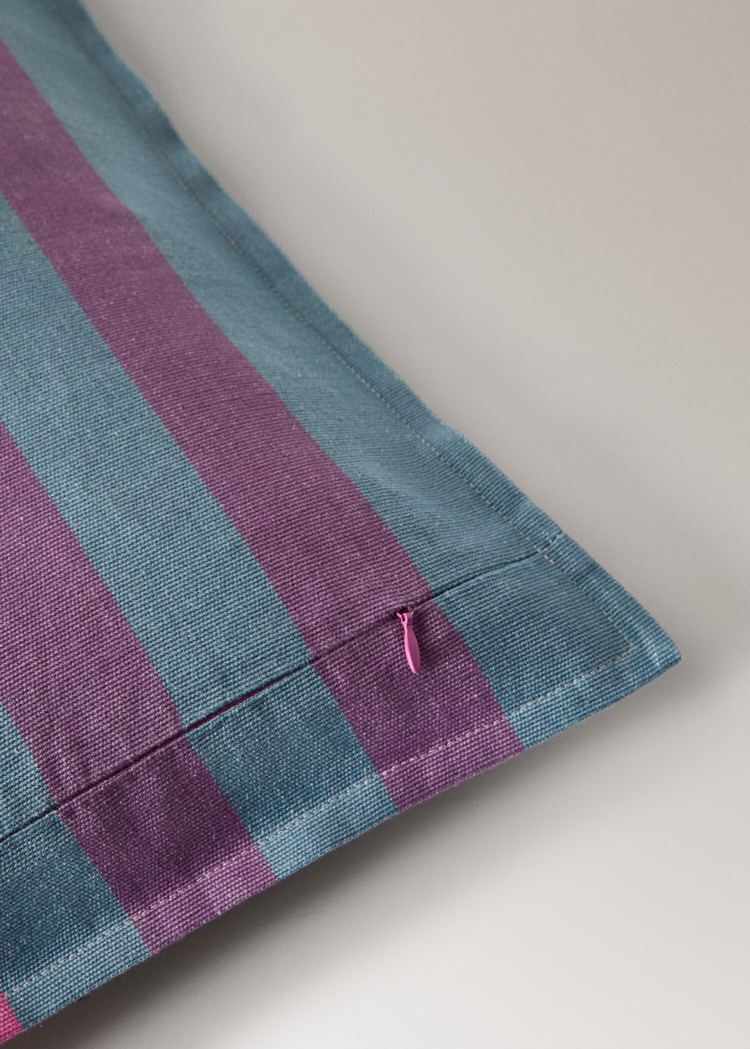 Cotton cushion cover with striped design 50x50 cm - Details of the article 2