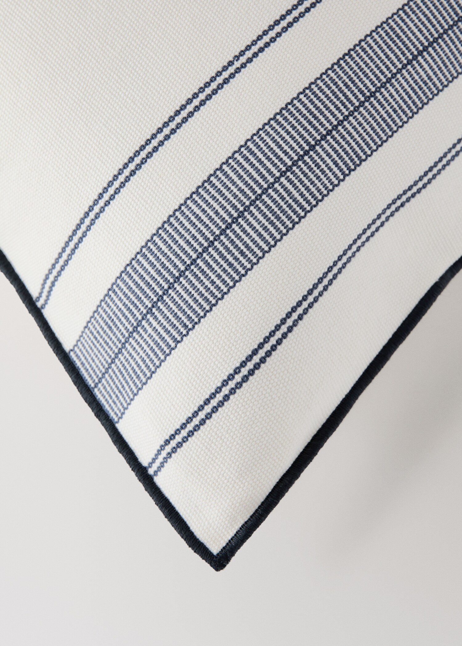 Kissenbezug mit Streifenmuster und Overlock-Verarbeitung, 50 x 50 cm - Detail des Artikels 1