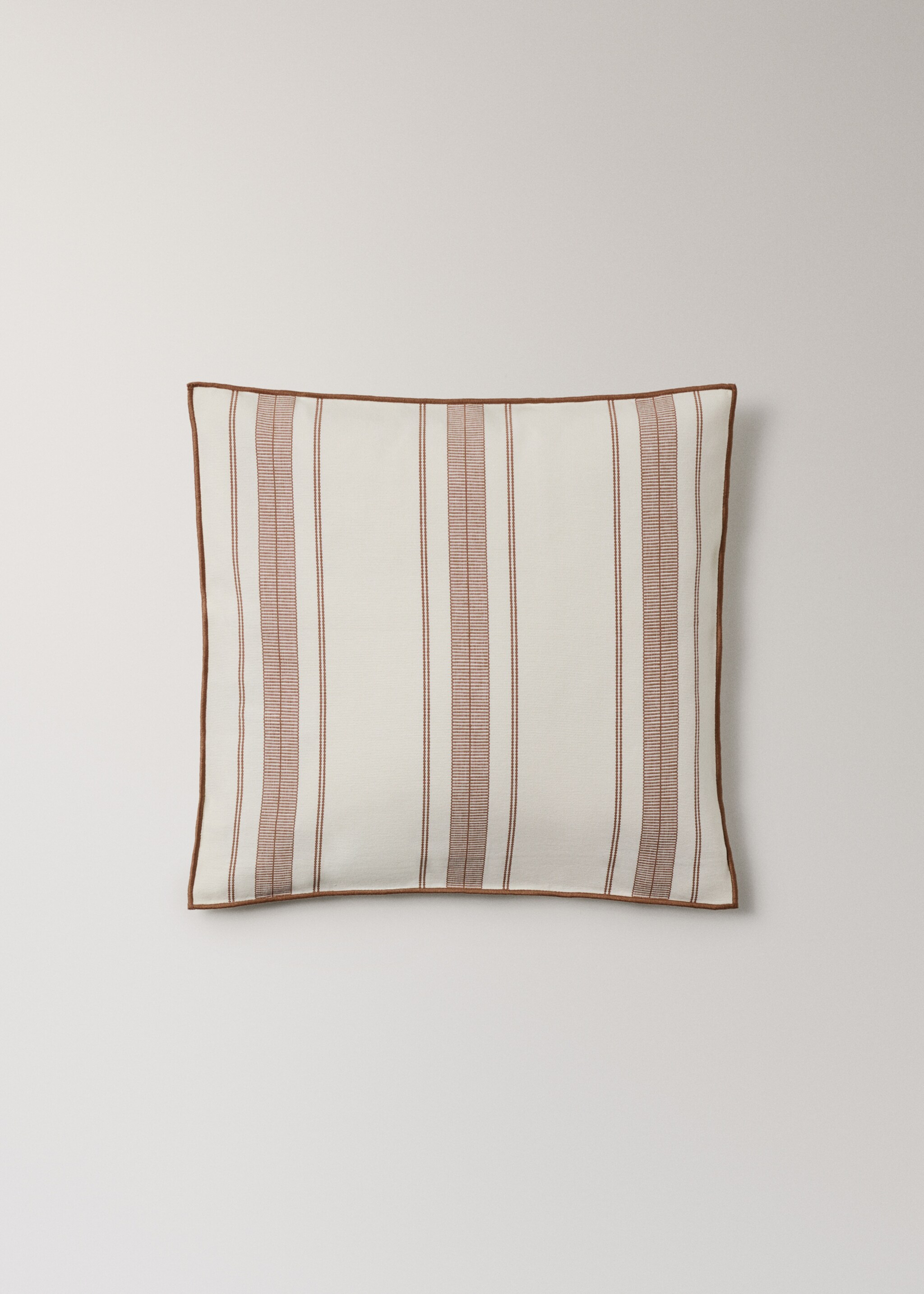 Kussenhoes met streeppatroon en overlock-afwerking 50x50 cm - Artikel zonder model, Roodbruin. Ref: 27042926-00.