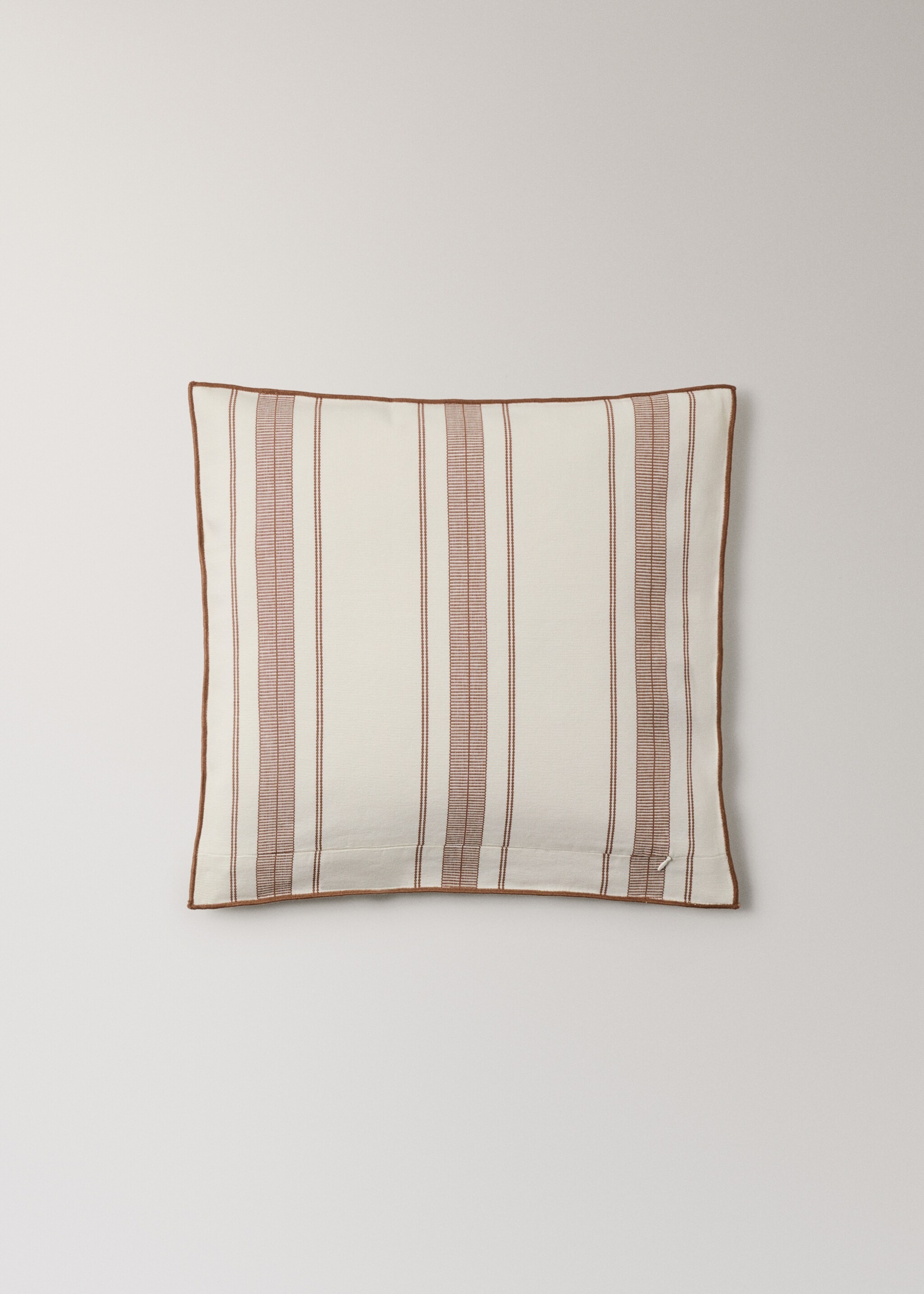 Kussenhoes met streeppatroon en overlock-afwerking 50x50 cm - Detail van het artikel 4, Roodbruin. Ref: 27042926-00.