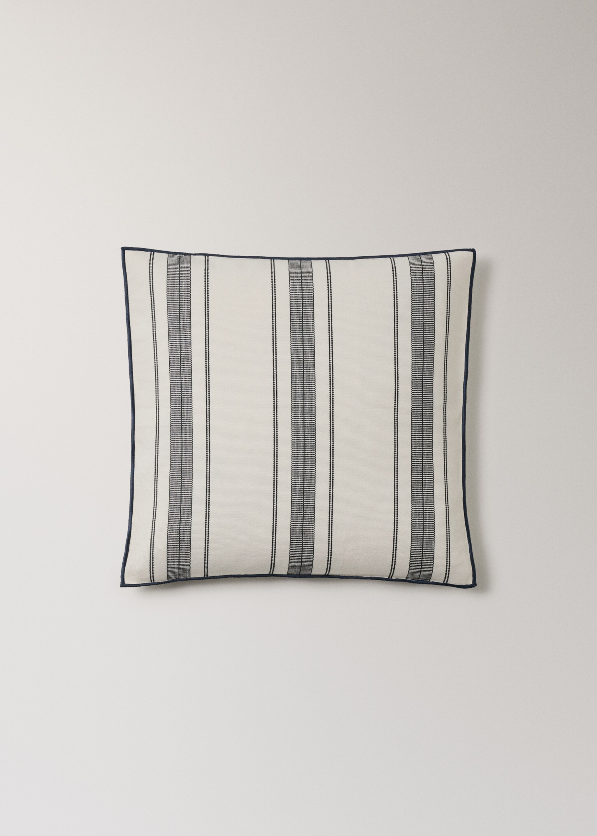 Cushion cover with stripe design and overlock finish 50x50 cm - Article without model, Charcoal. Ref: 27042926-00.