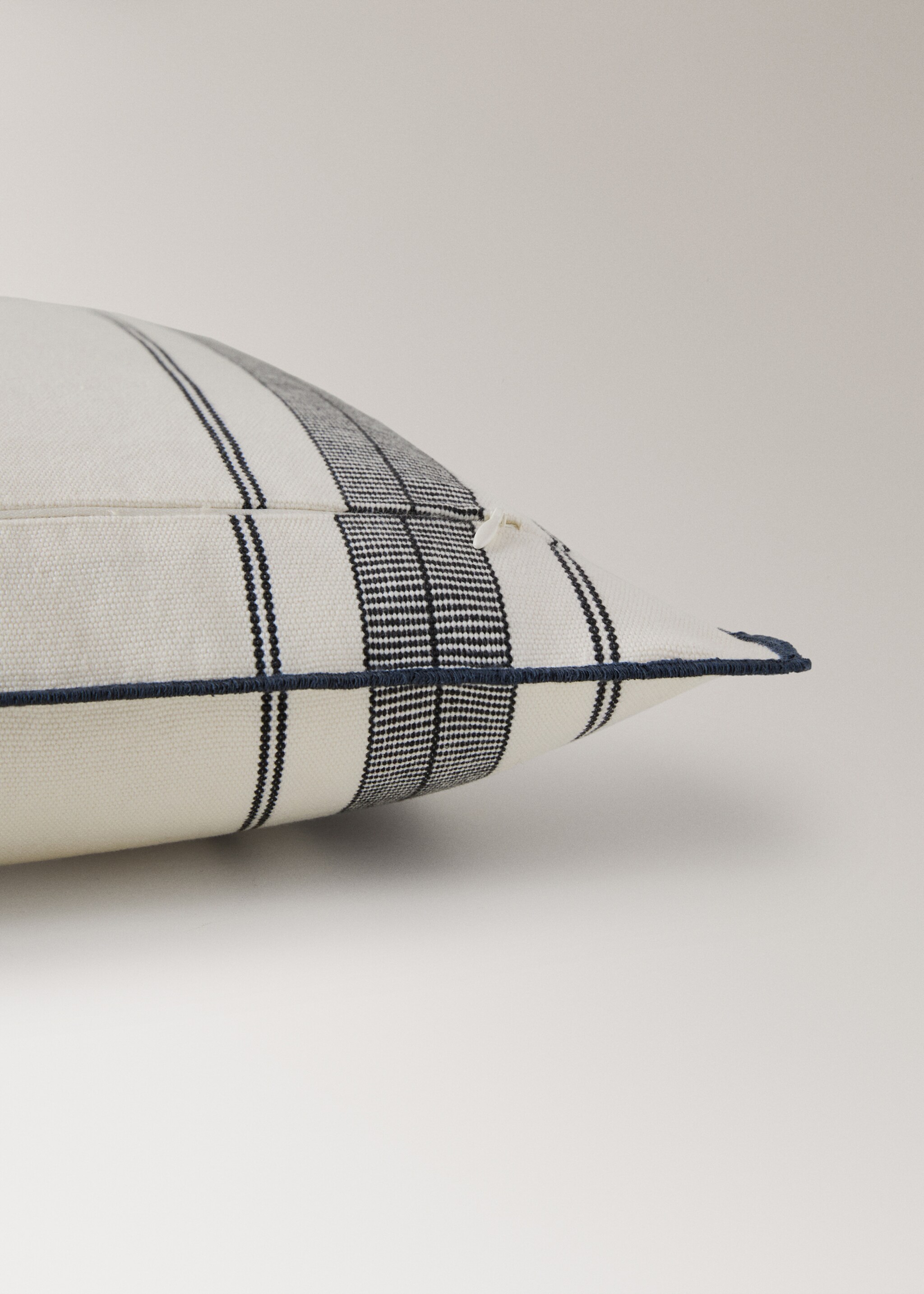 Cushion cover with stripe design and overlock finish 50x50 cm - Details of the article 2, Charcoal. Ref: 27042926-00.