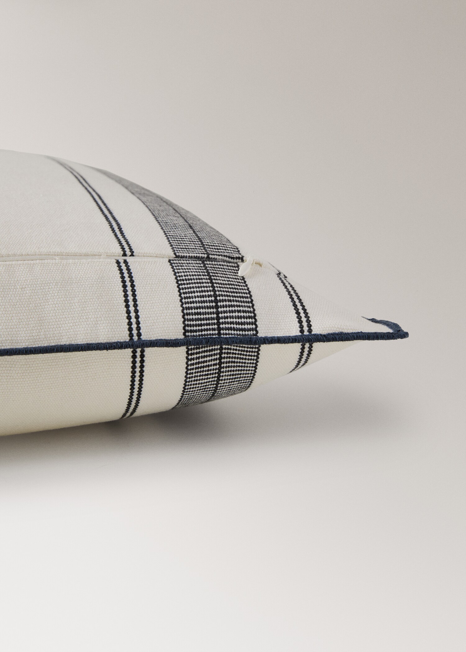 Kissenbezug mit Streifenmuster und Overlock-Verarbeitung, 50 x 50 cm - Detail des Artikels 2