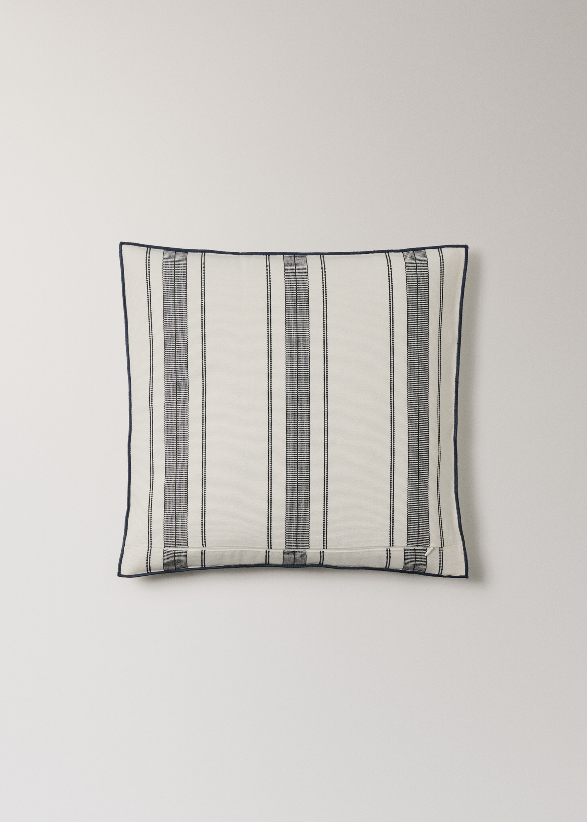 Cushion cover with stripe design and overlock finish 50x50 cm - Details of the article 4, Charcoal. Ref: 27042926-00.