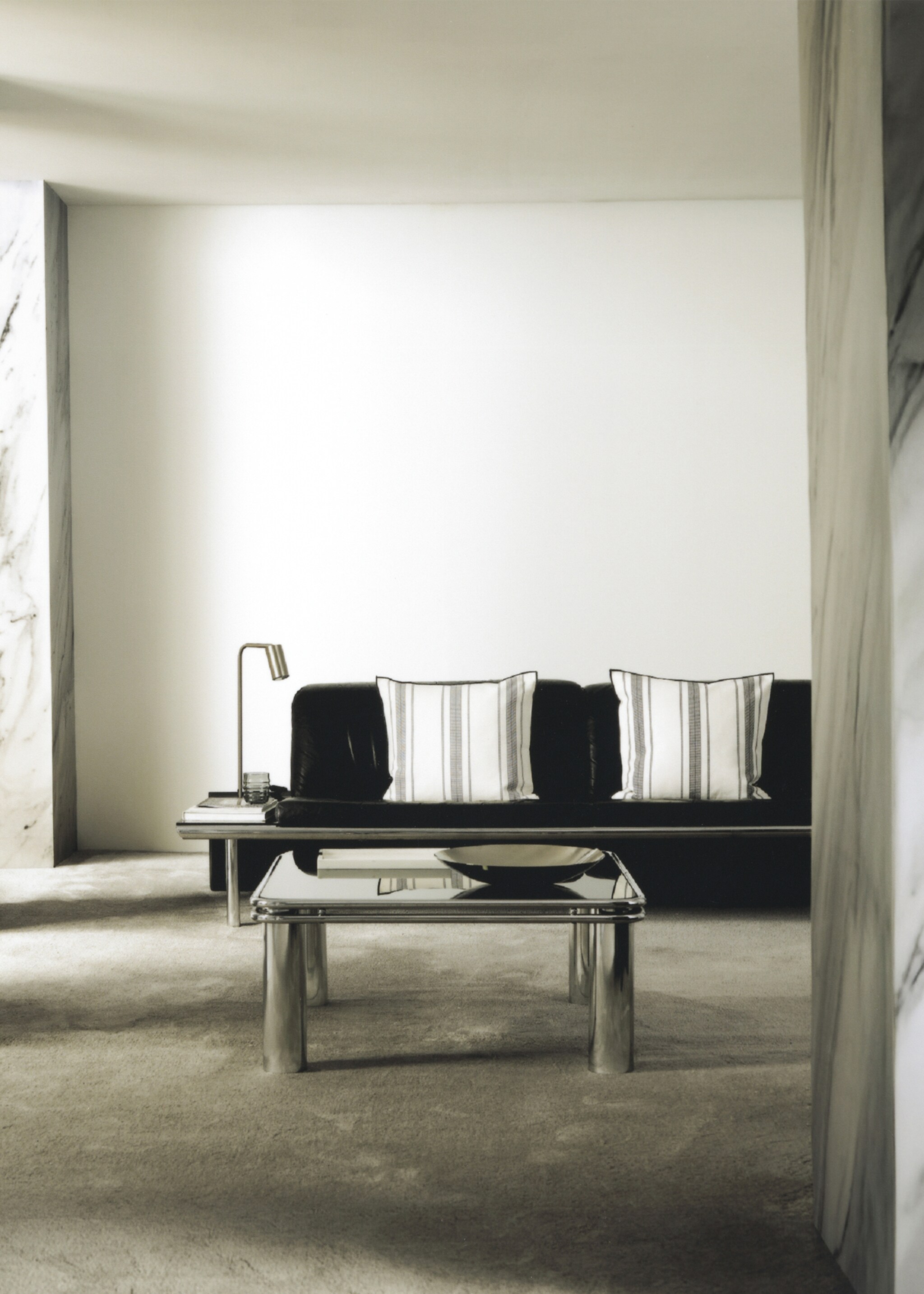 Cushion cover with stripe design and overlock finish 50x50 cm - Details of the article 6, Charcoal. Ref: 27042926-00.