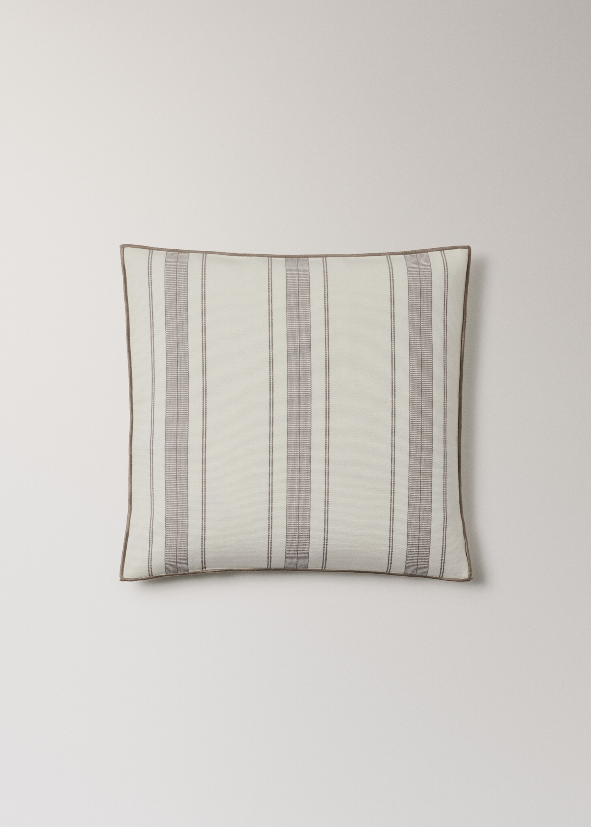 Kissenbezug mit Streifenmuster und Overlock-Verarbeitung, 50 x 50 cm - Artikel ohne Model, Hellbraun/Pastellbraun. Ref: 27042926-00.