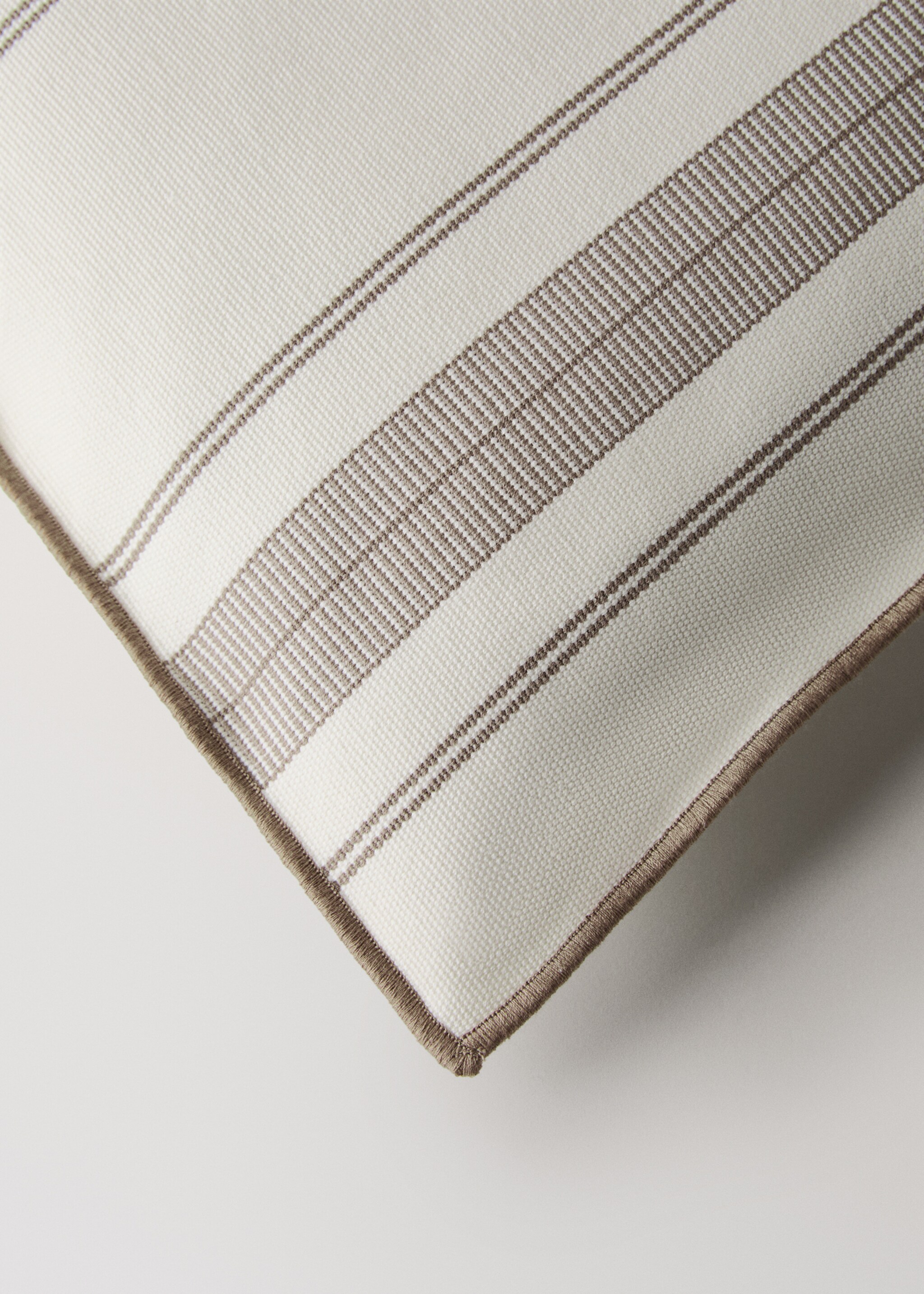 Kissenbezug mit Streifenmuster und Overlock-Verarbeitung, 50 x 50 cm - Detail des Artikels 1, Hellbraun/Pastellbraun. Ref: 27042926-00.