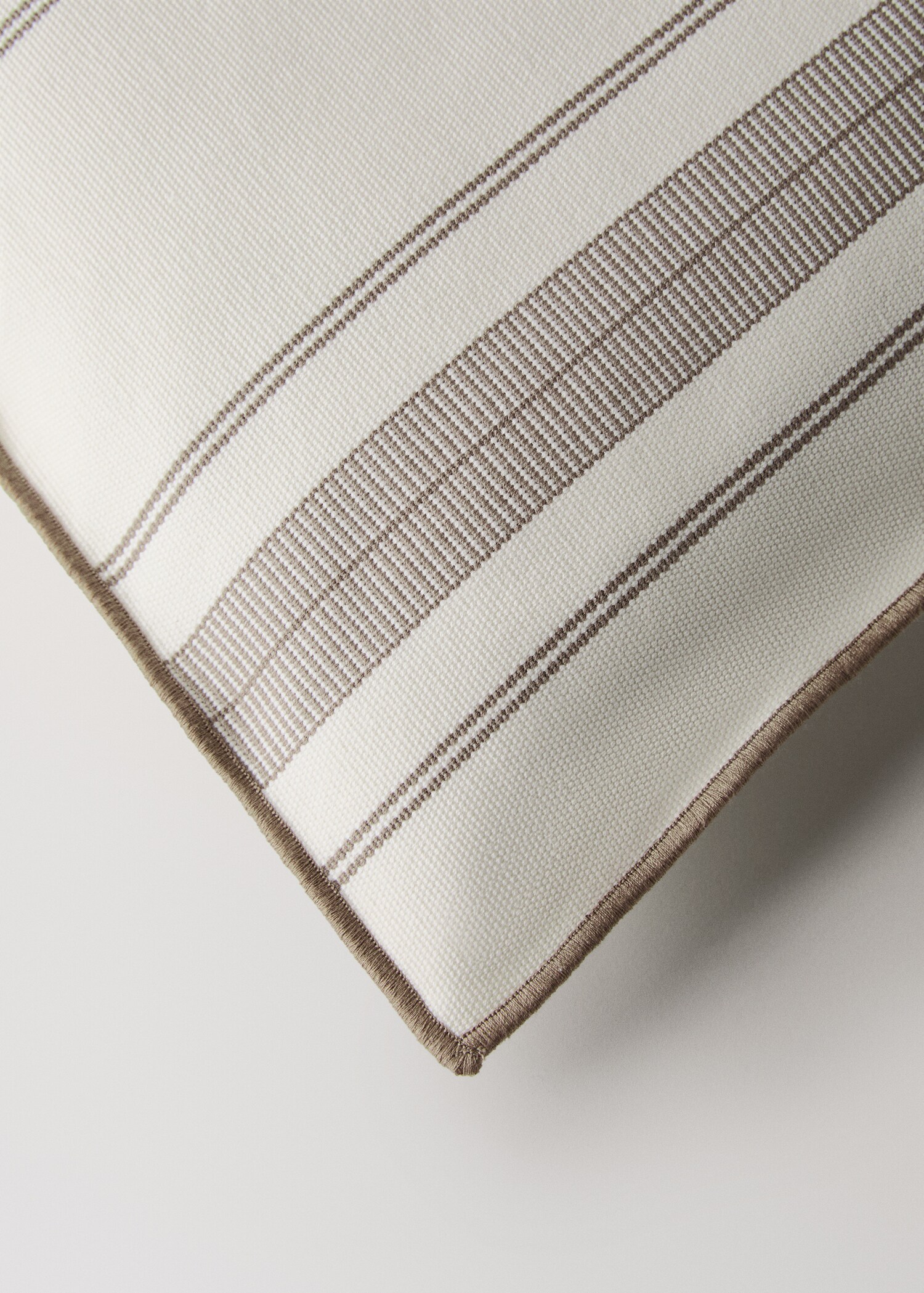 Kissenbezug mit Streifenmuster und Overlock-Verarbeitung, 50 x 50 cm - Detail des Artikels 1