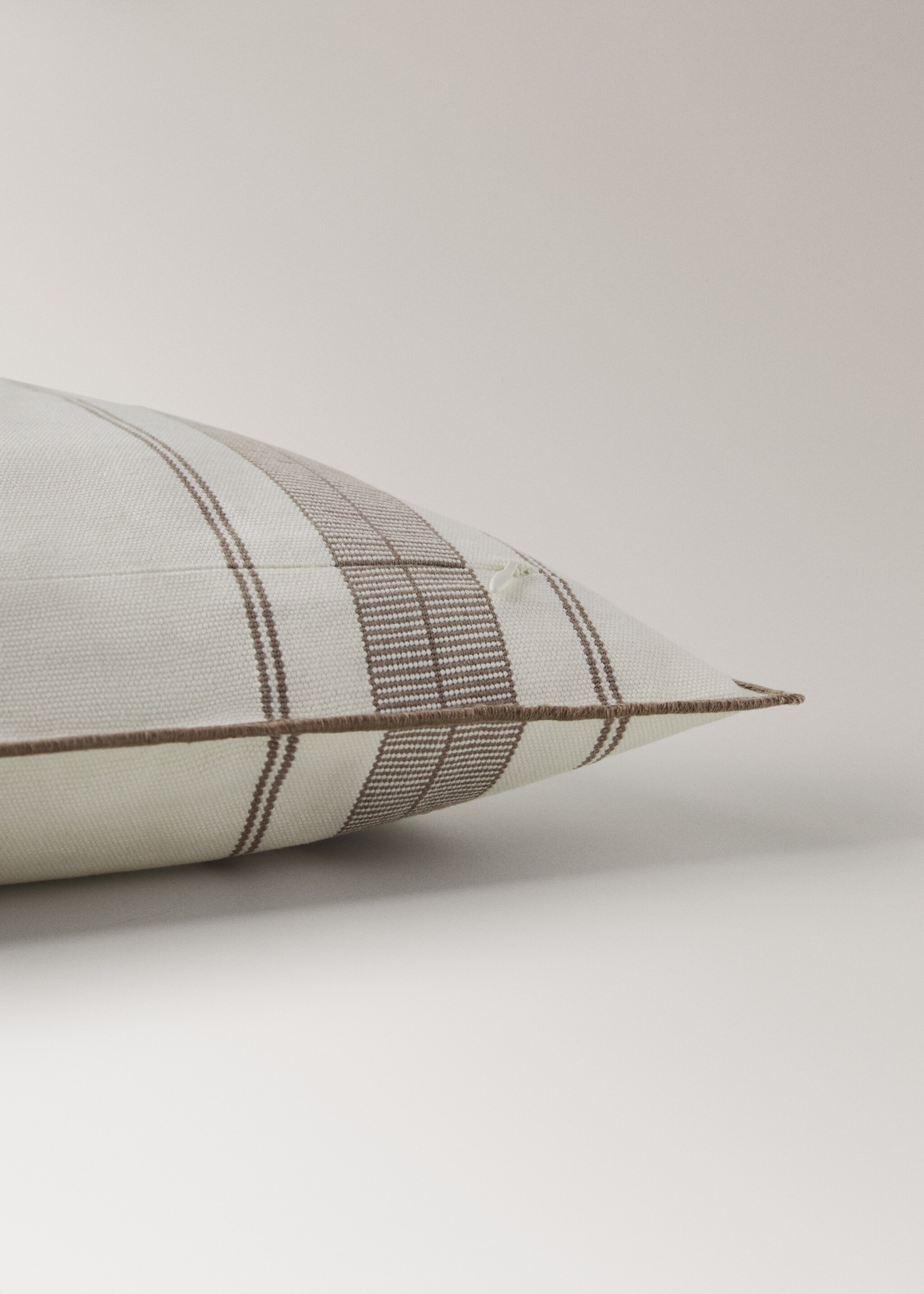 Kissenbezug mit Streifenmuster und Overlock-Verarbeitung, 50 x 50 cm - Detail des Artikels 2, Hellbraun/Pastellbraun. Ref: 27042926-00.