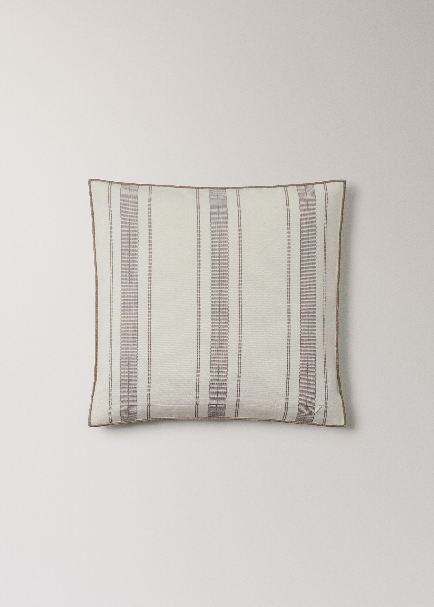 Kissenbezug mit Streifenmuster und Overlock-Verarbeitung, 50 x 50 cm - Detail des Artikels 4