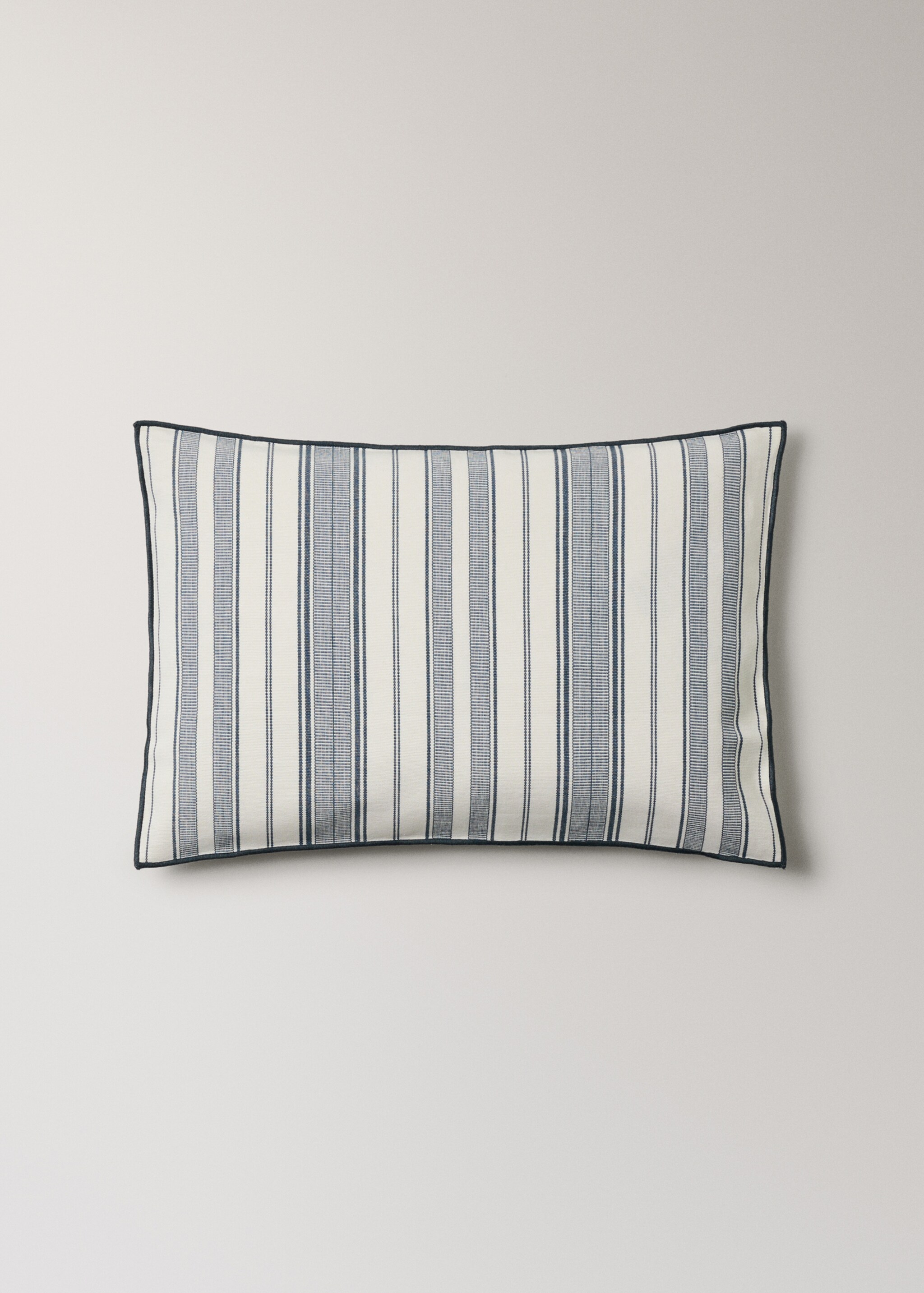 Cushion cover with stripe design and overlock finish 40x60 cm - Article without model, Blue. Ref: 27042927-00.