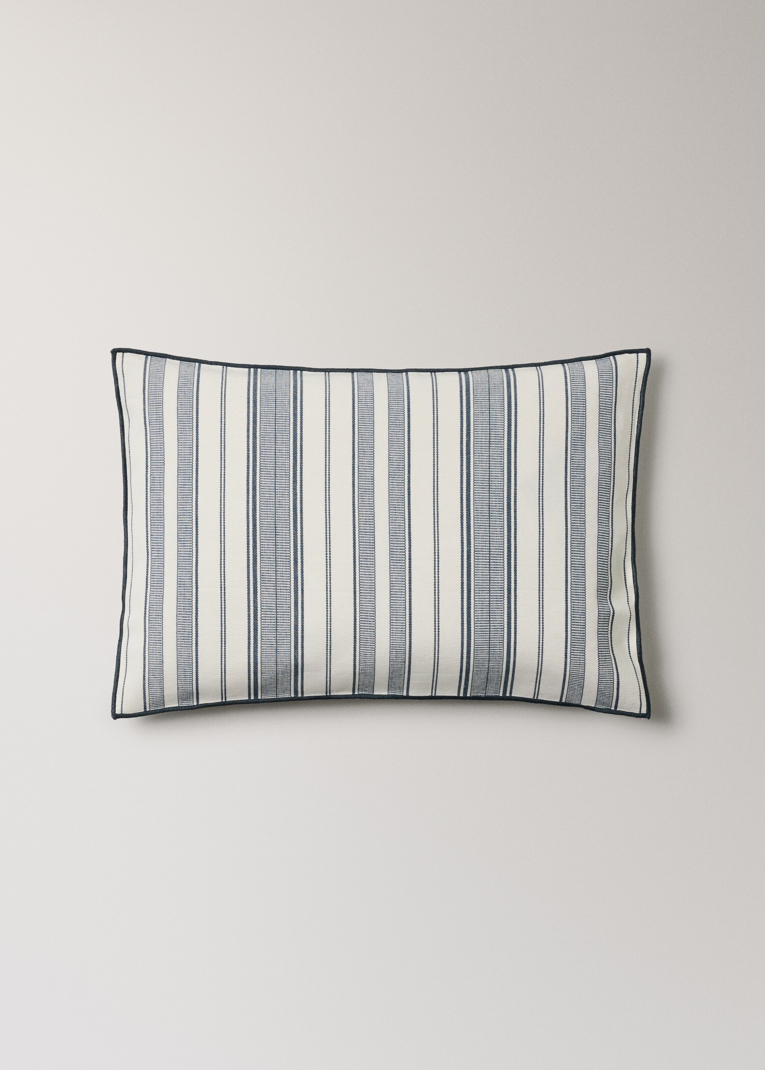 Cushion cover with stripe design and overlock finish 40x60 cm - Article without model