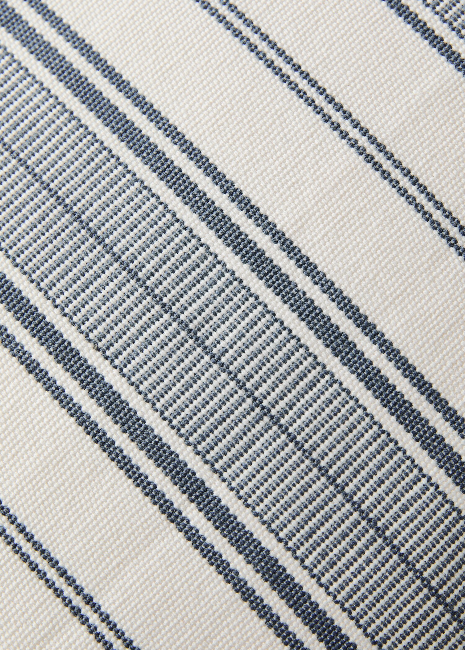Cushion cover with stripe design and overlock finish 40x60 cm - Details of the article 2