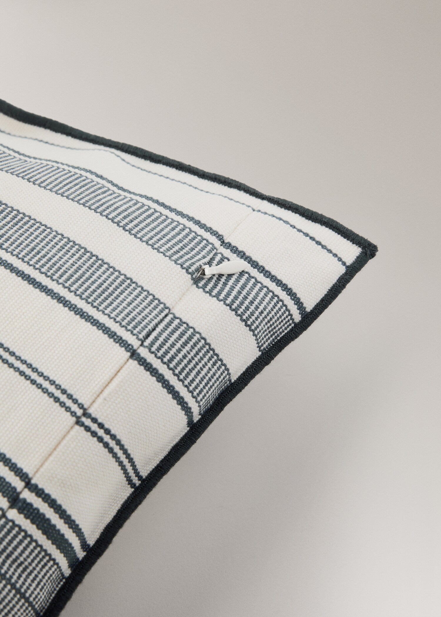 Cushion cover with stripe design and overlock finish 40x60 cm - Details of the article 3