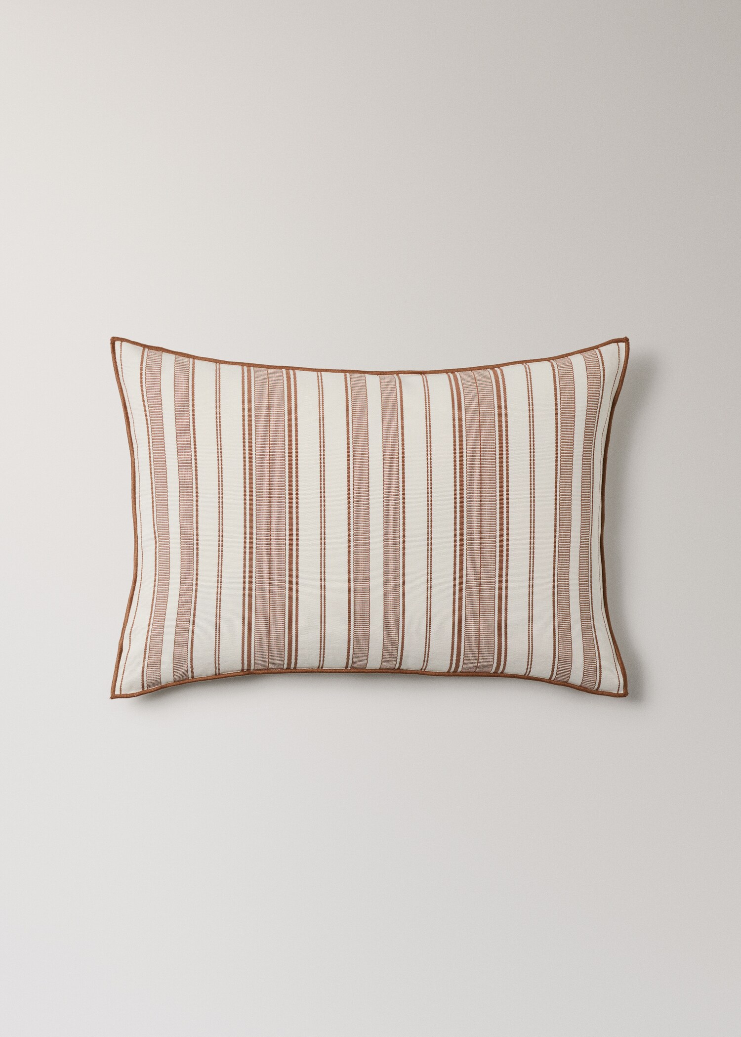 Cushion cover with stripe design and overlock finish 40x60 cm - Article without model