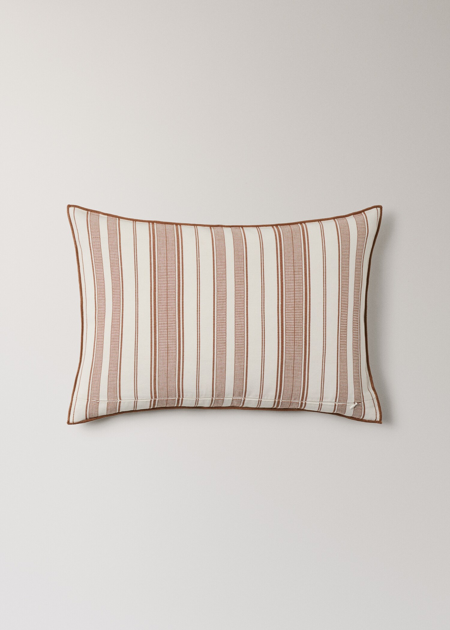 Cushion cover with stripe design and overlock finish 40x60 cm - Details of the article 4