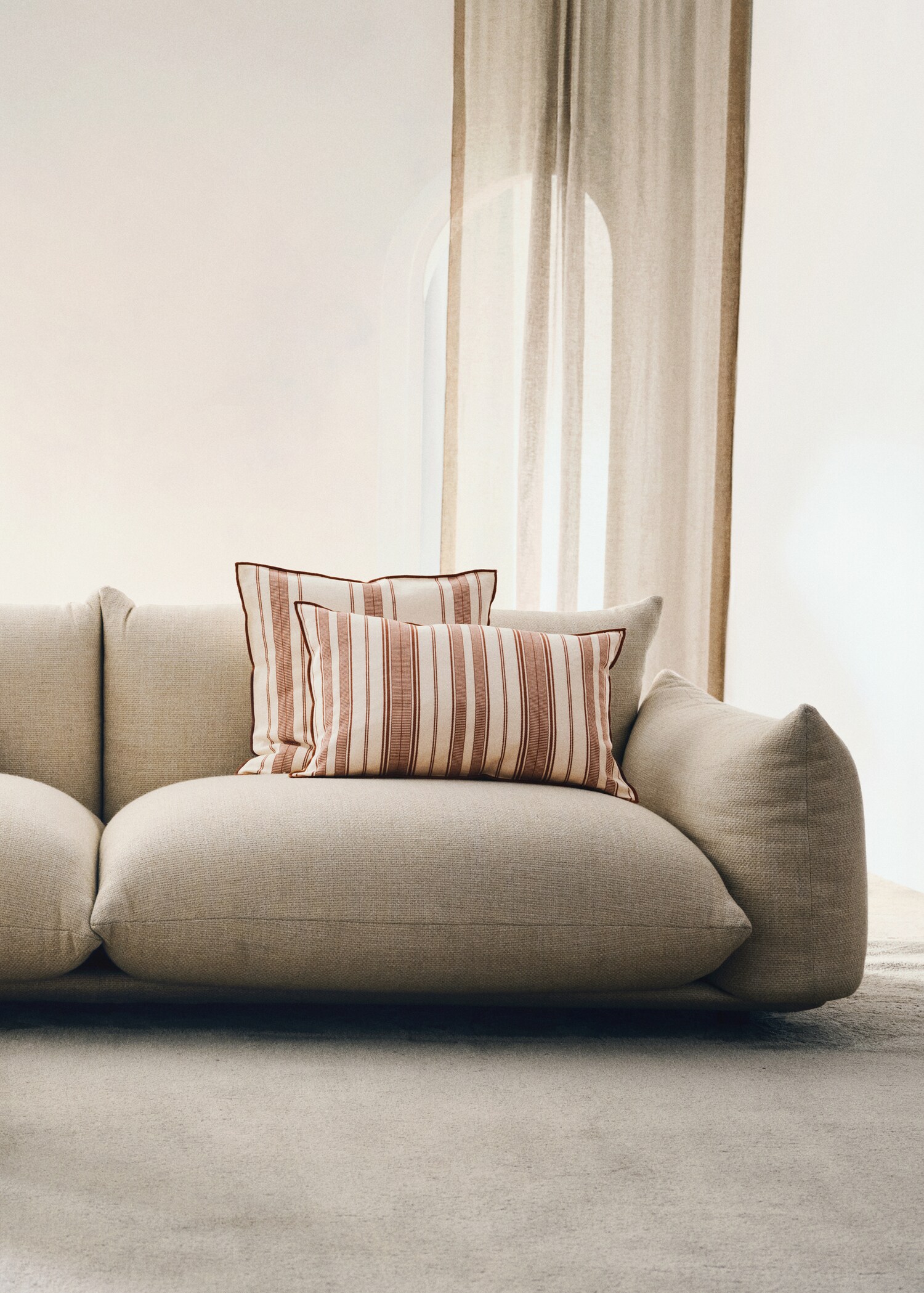 Cushion cover with stripe design and overlock finish 40x60 cm - Details of the article 6