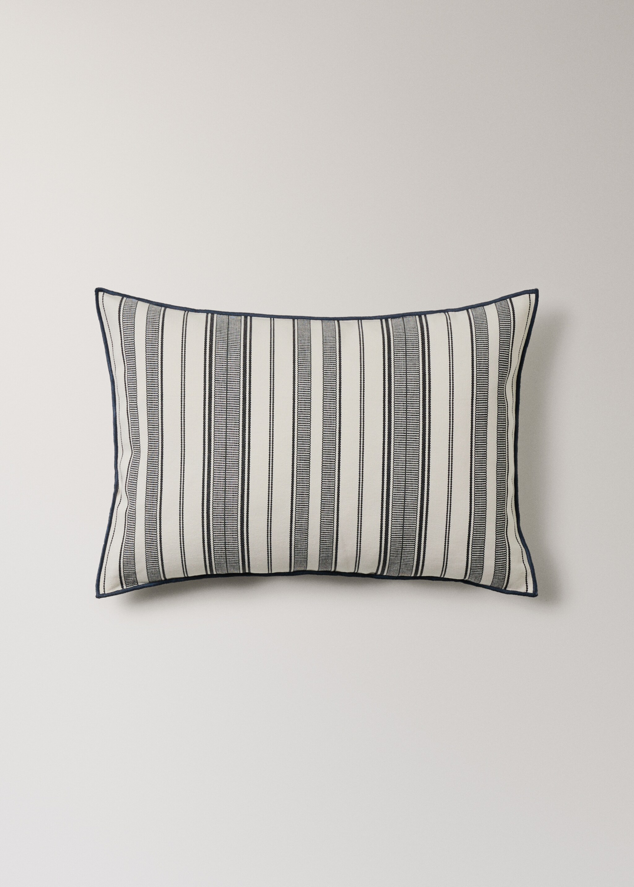 Cushion cover with stripe design and overlock finish 40x60 cm - Article without model, Charcoal. Ref: 27042927-00.
