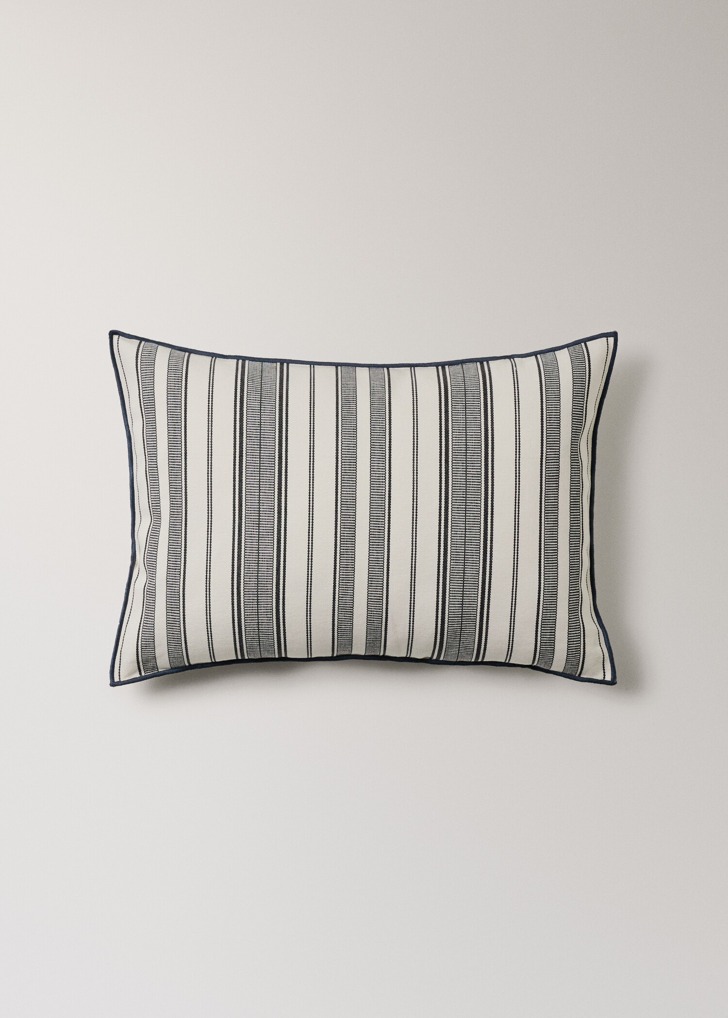 Cushion cover with stripe design and overlock finish 40x60 cm - Article without model