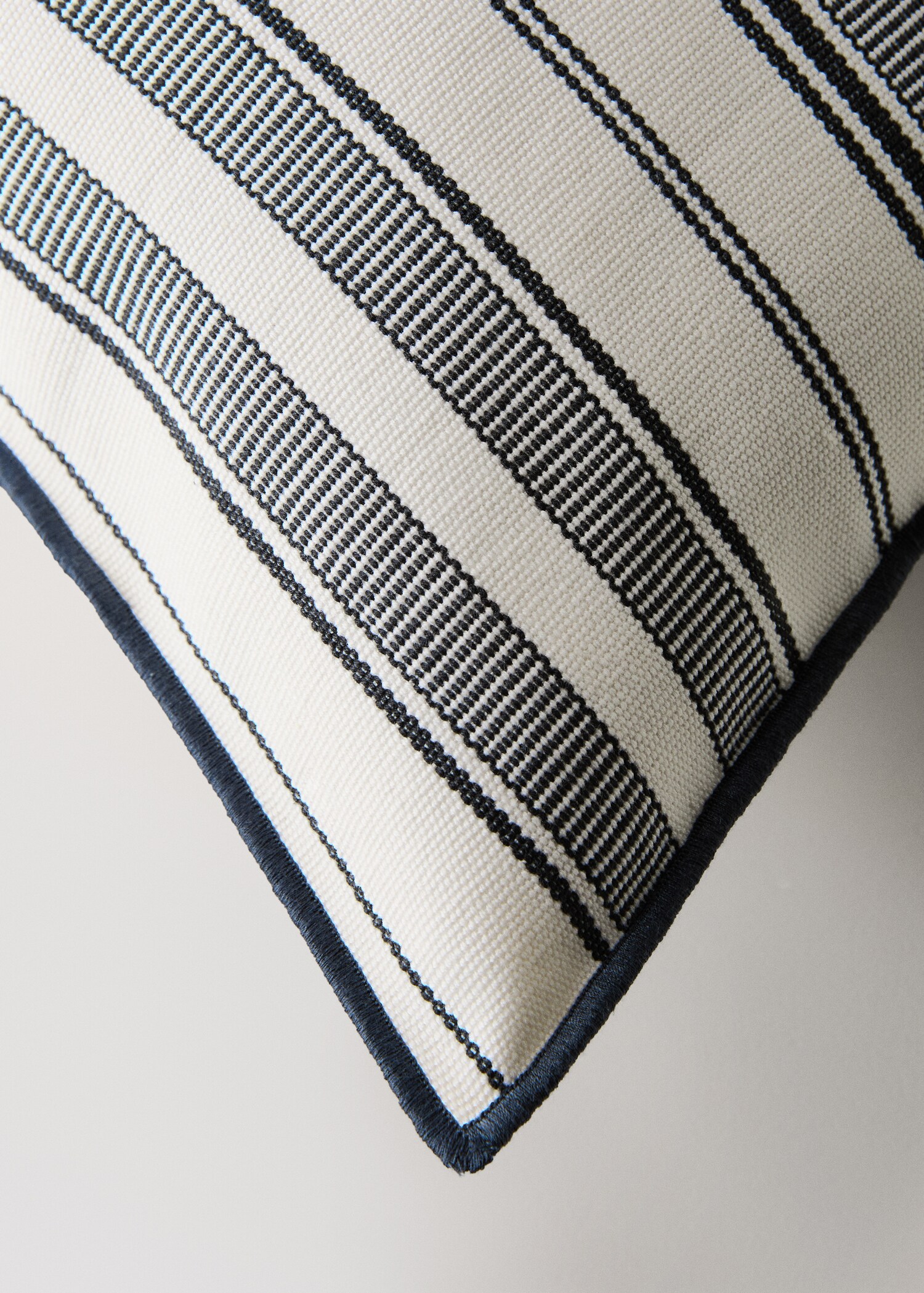 Cushion cover with stripe design and overlock finish 40x60 cm - Details of the article 1