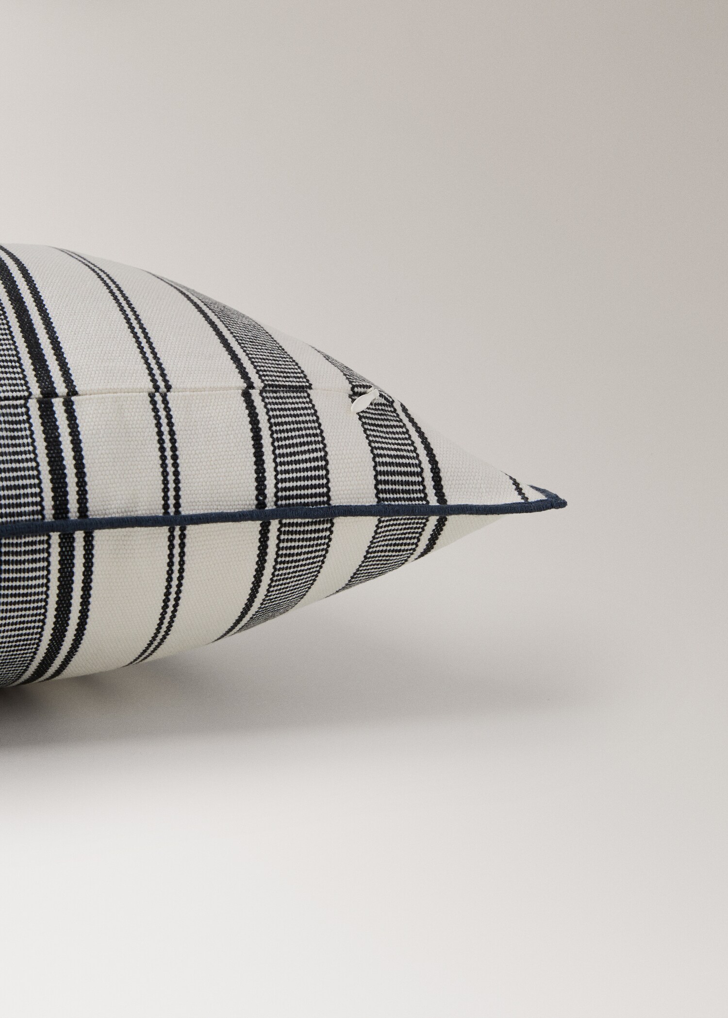 Cushion cover with stripe design and overlock finish 40x60 cm - Details of the article 2