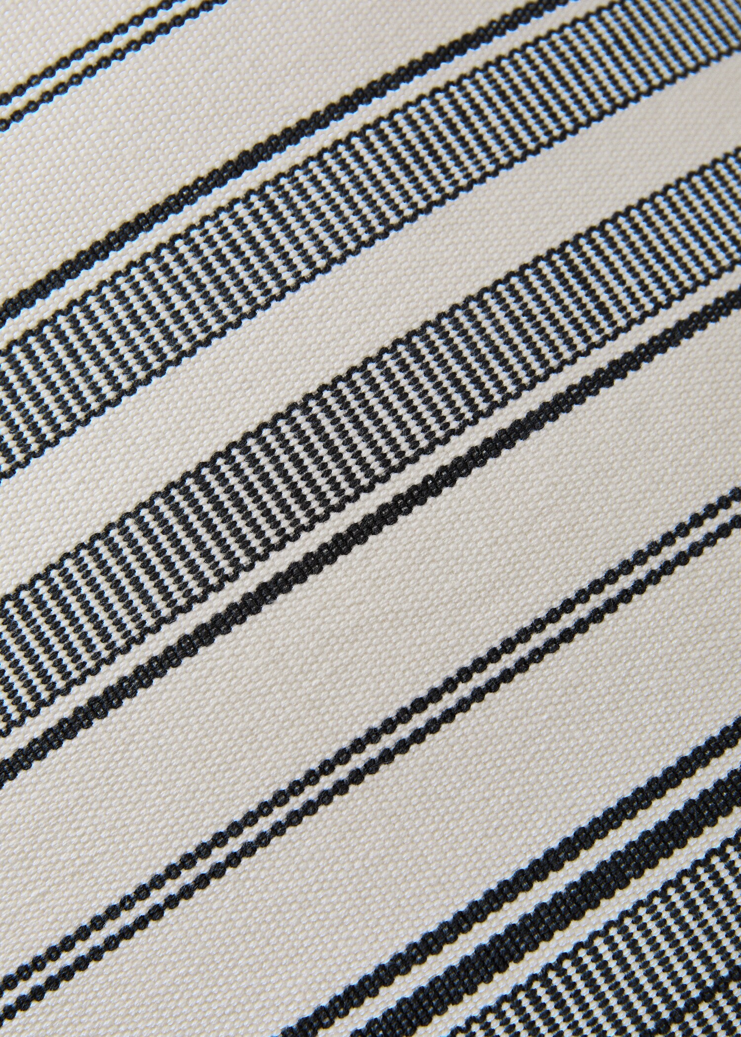 Cushion cover with stripe design and overlock finish 40x60 cm - Details of the article 3