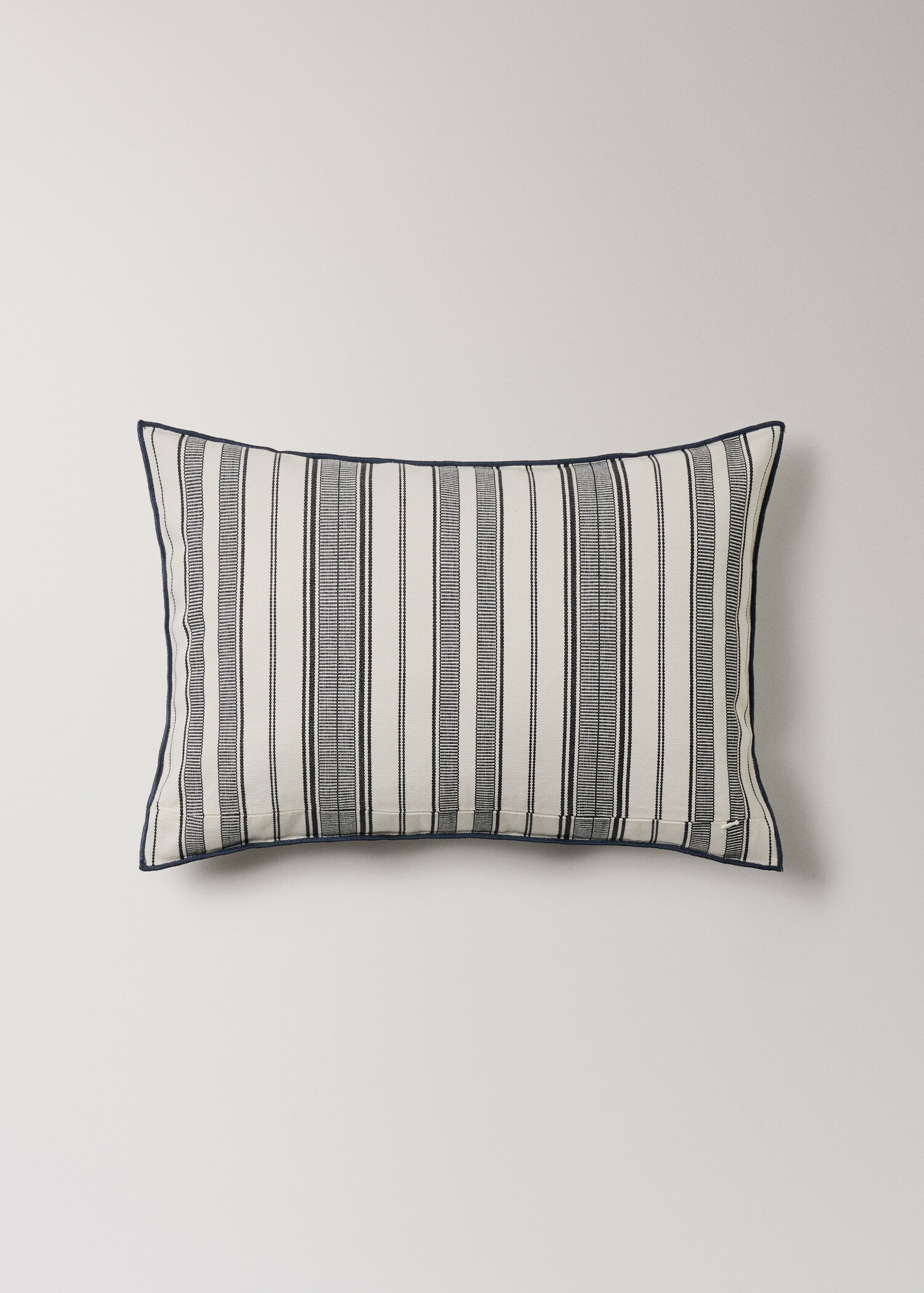 Cushion cover with stripe design and overlock finish 40x60 cm - Details of the article 4
