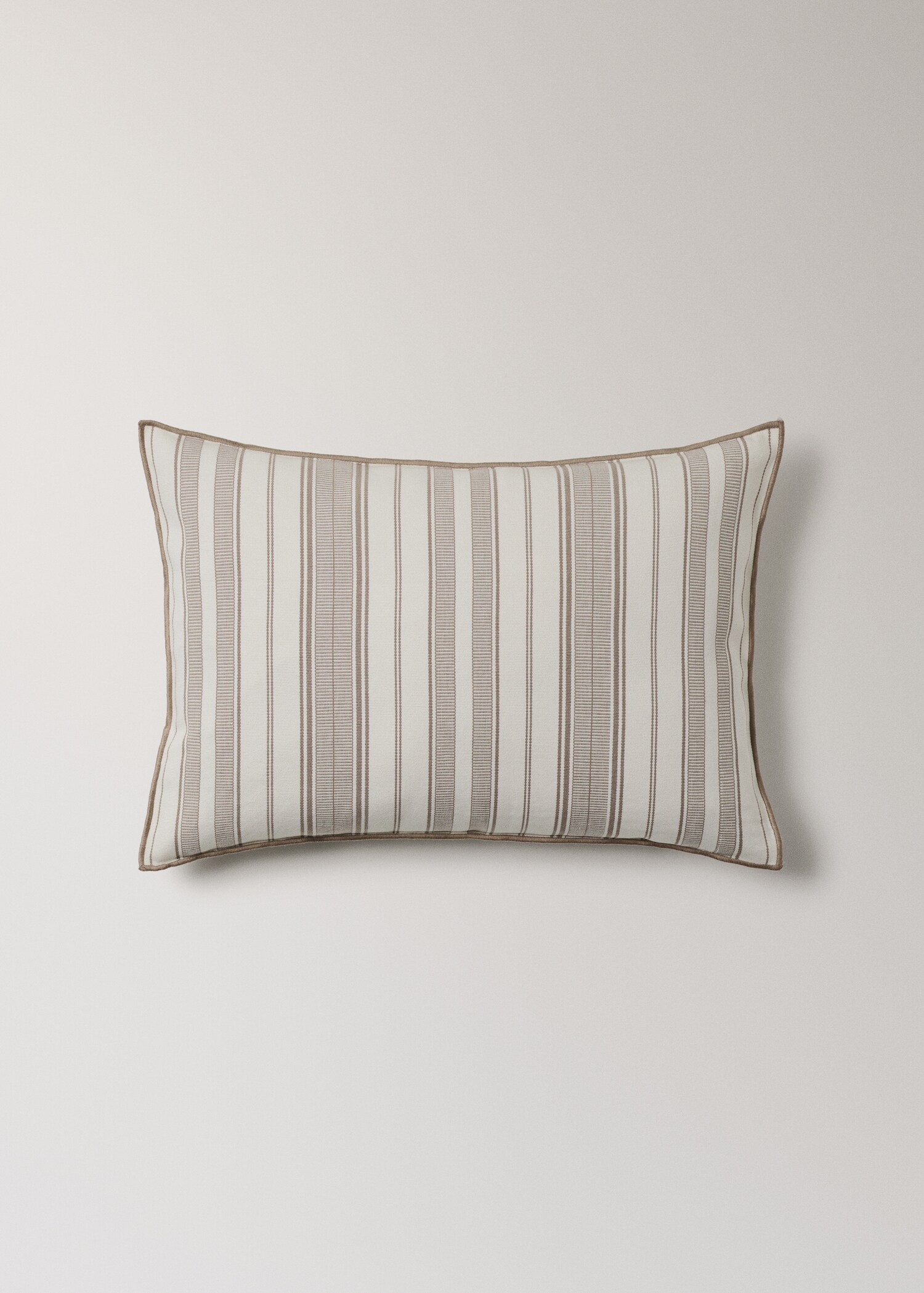 Cushion cover with stripe design and overlock finish 40x60 cm - Article without model