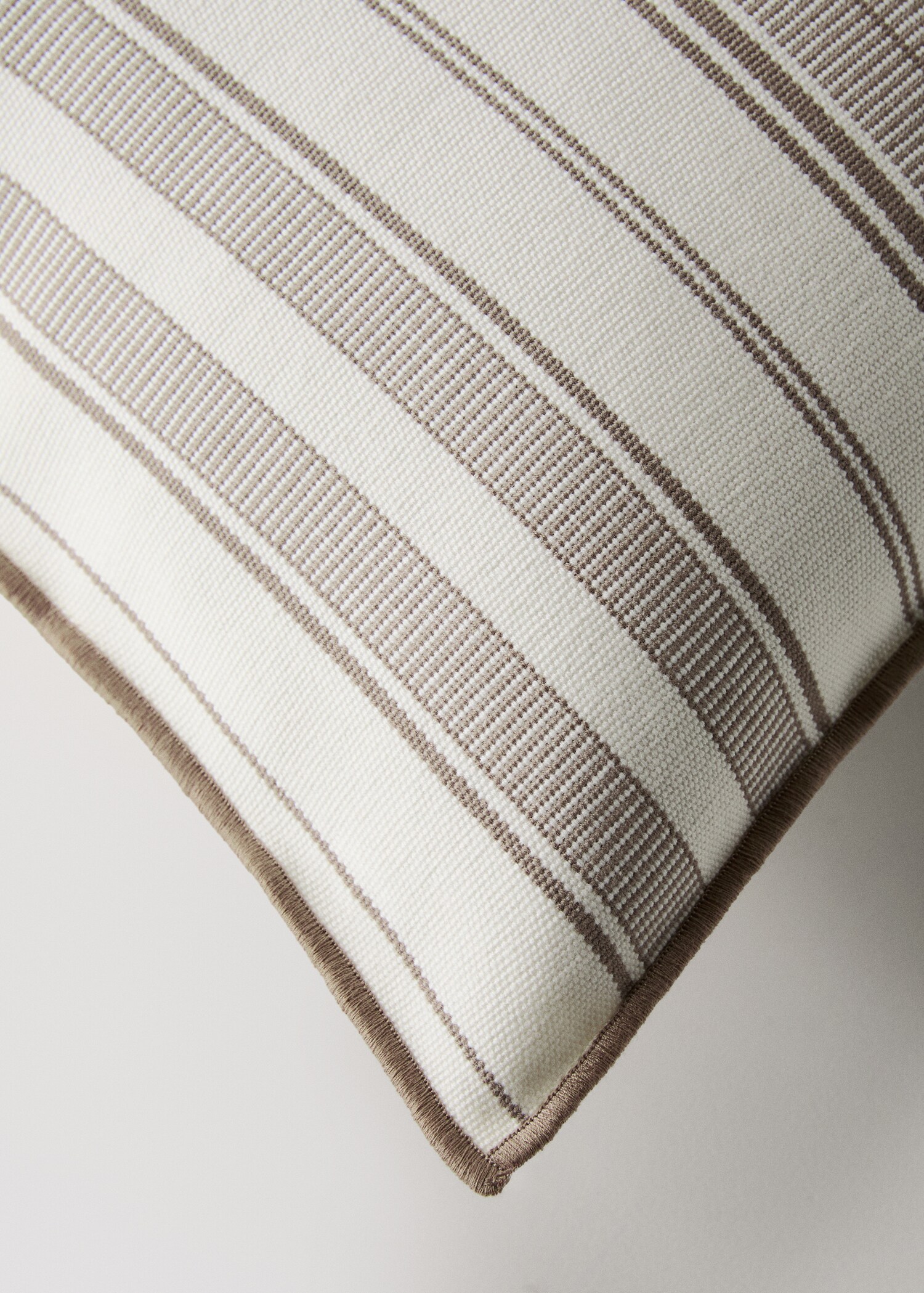 Cushion cover with stripe design and overlock finish 40x60 cm - Details of the article 1