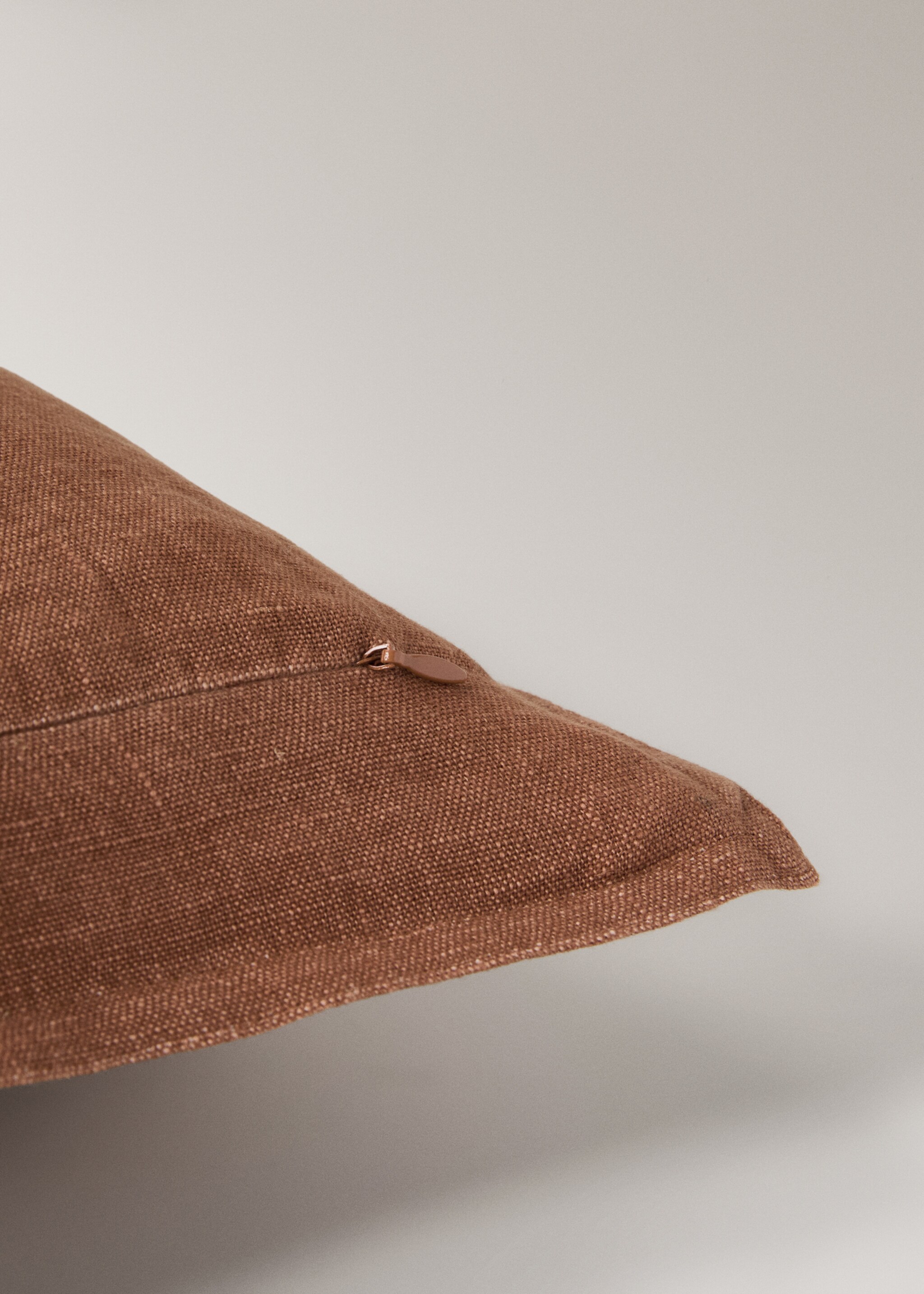 Linen cushion cover with flange 45x45 cm - Details of the article 3, Russet. Ref: 27042929-00.