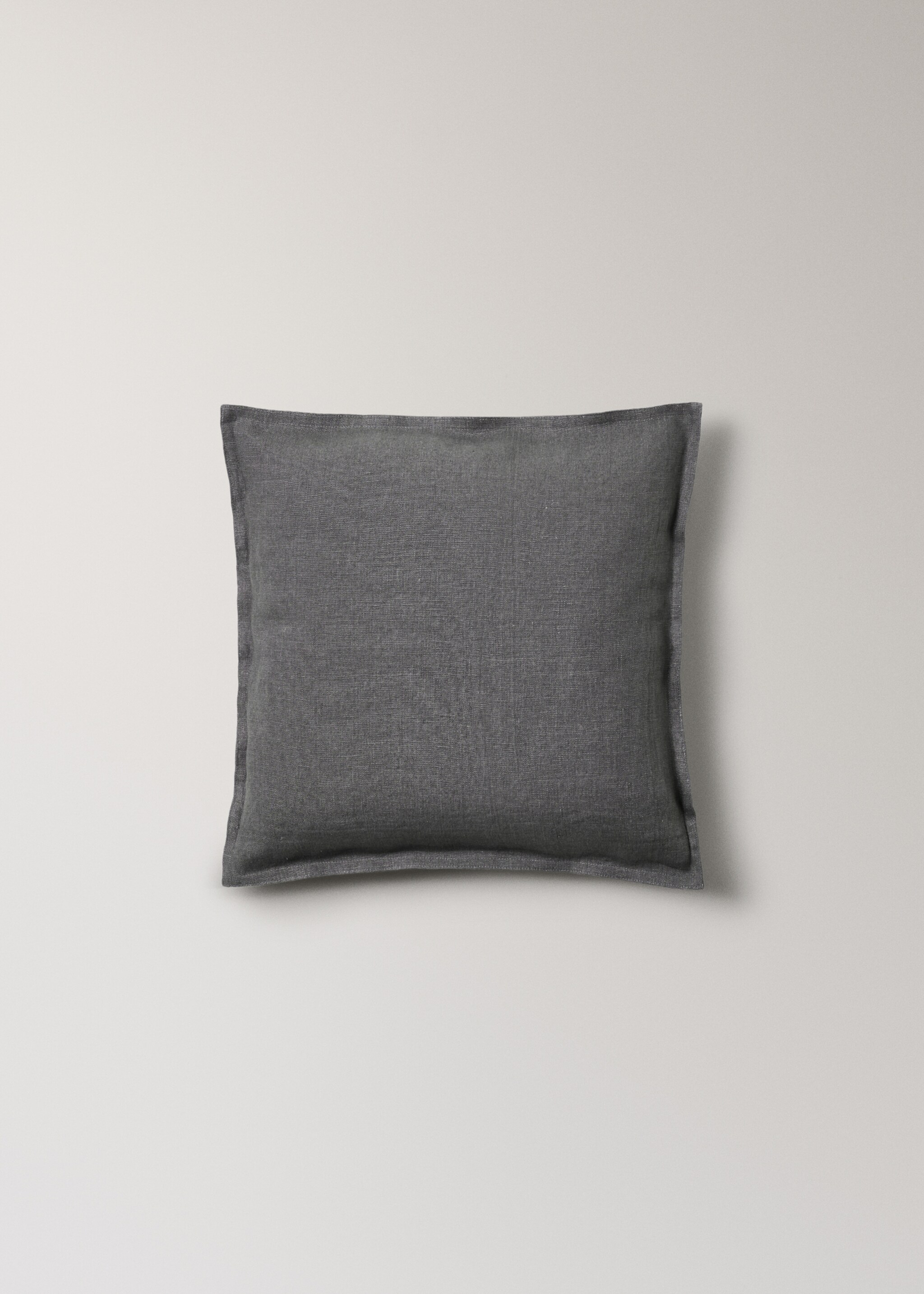 Linen cushion cover with flange 45x45 cm - Article without model, Charcoal. Ref: 27042929-00.