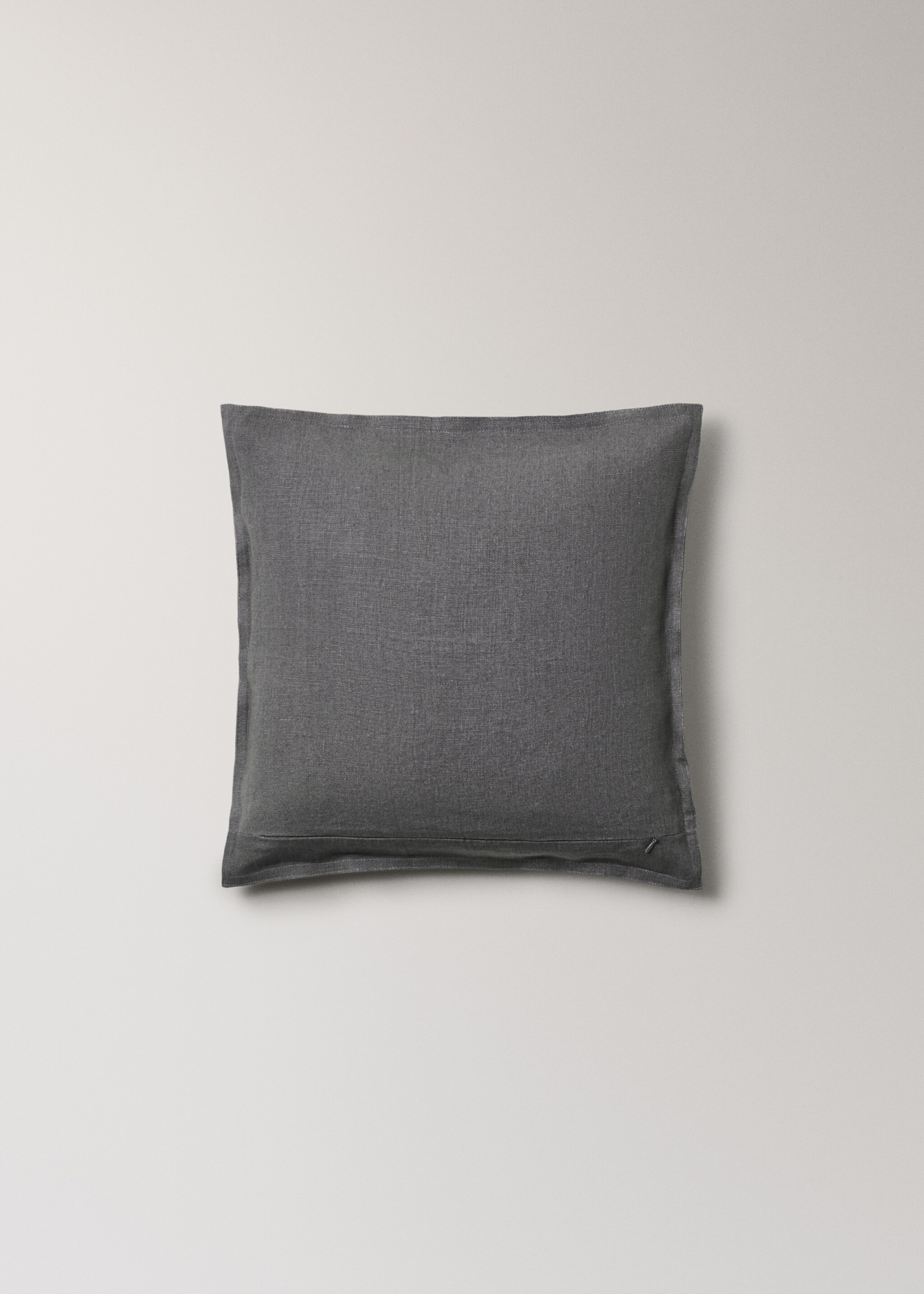 Linen cushion cover with flange 45x45 cm - Details of the article 1, Charcoal. Ref: 27042929-00.