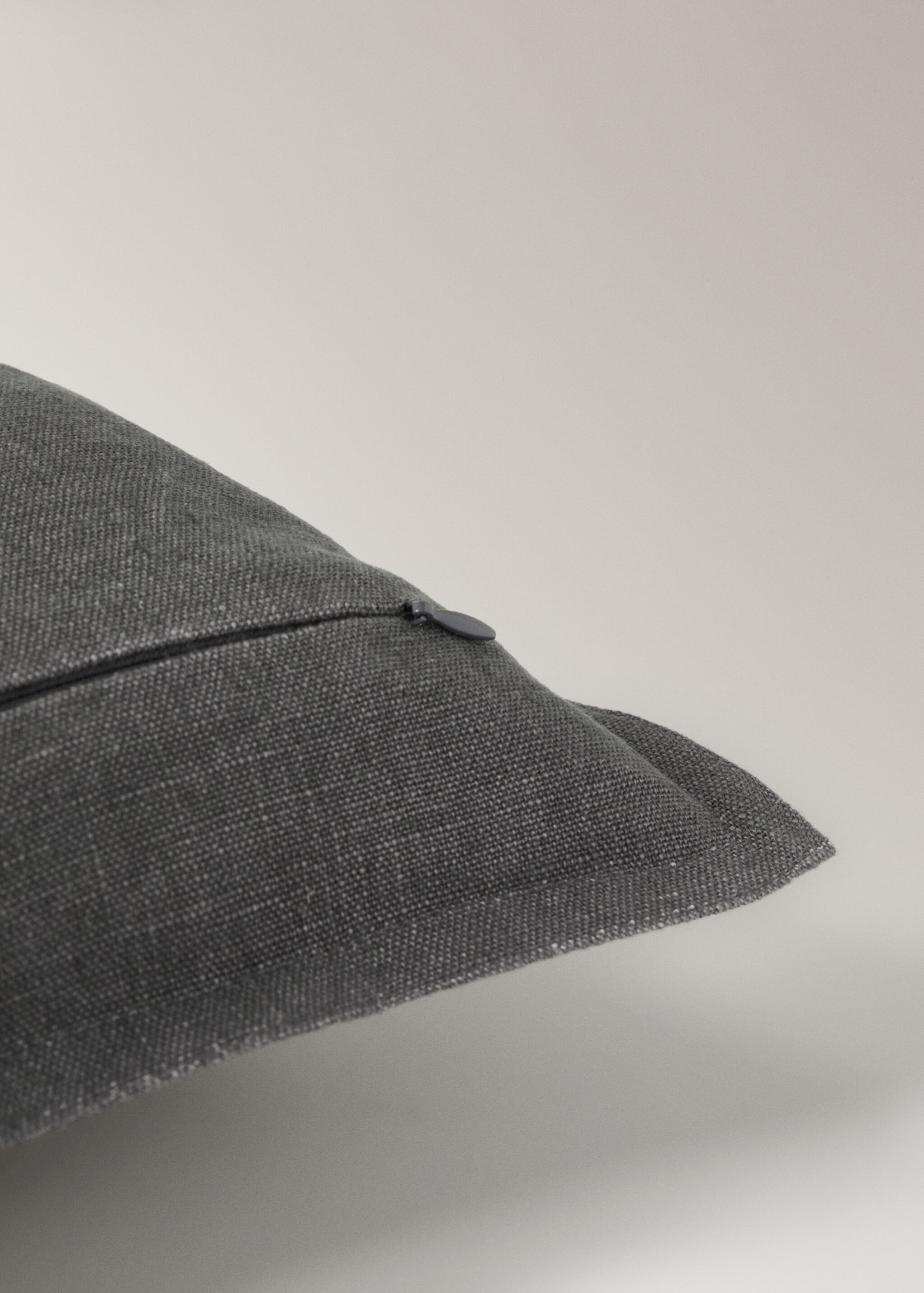 Linen cushion cover with flange 45x45 cm - Details of the article 3, Charcoal. Ref: 27042929-00.