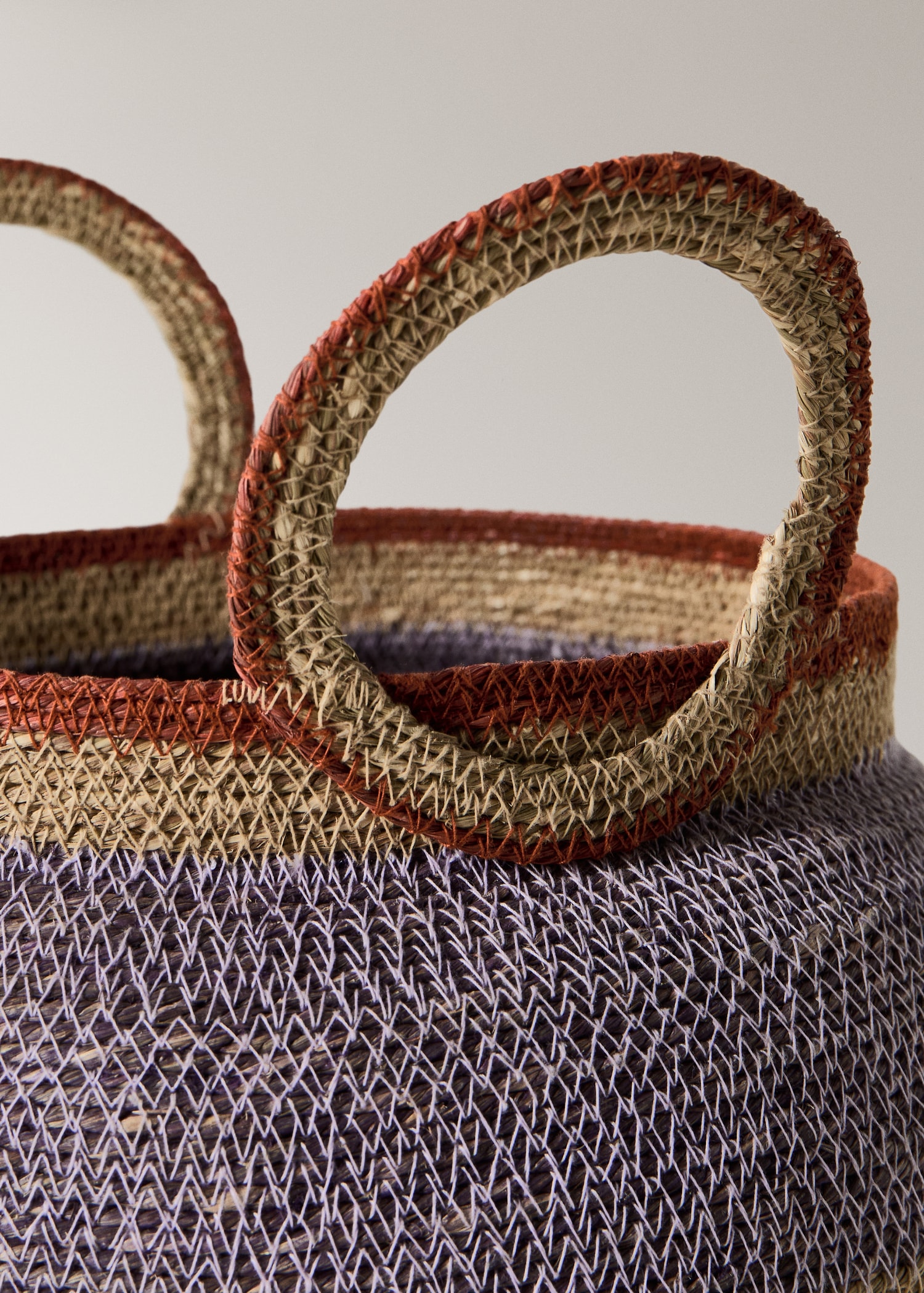 Medium round basket with stripe handles - Details of the article 1