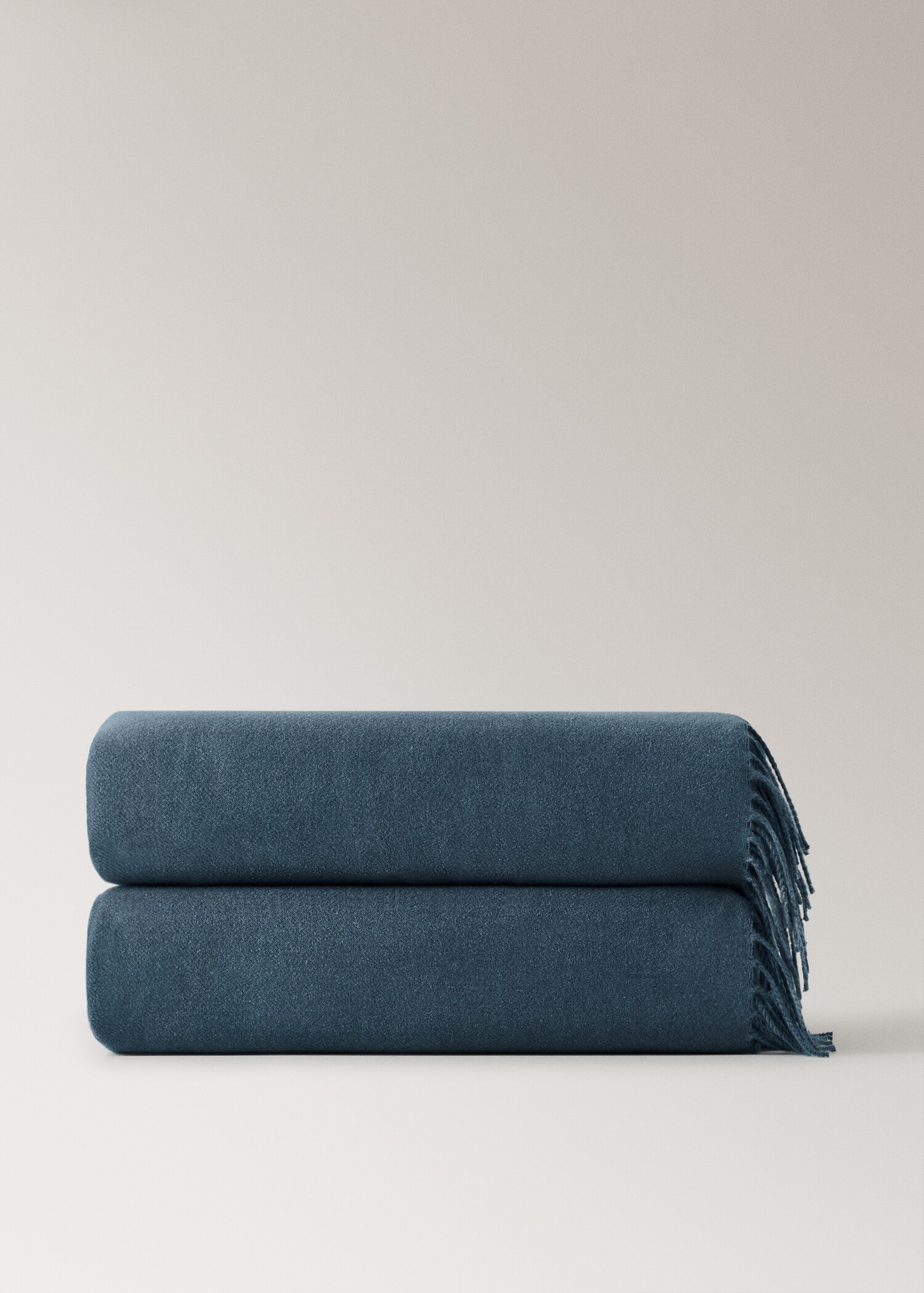 Mjukt täcke med fransdetaljer - Artikel utan modell