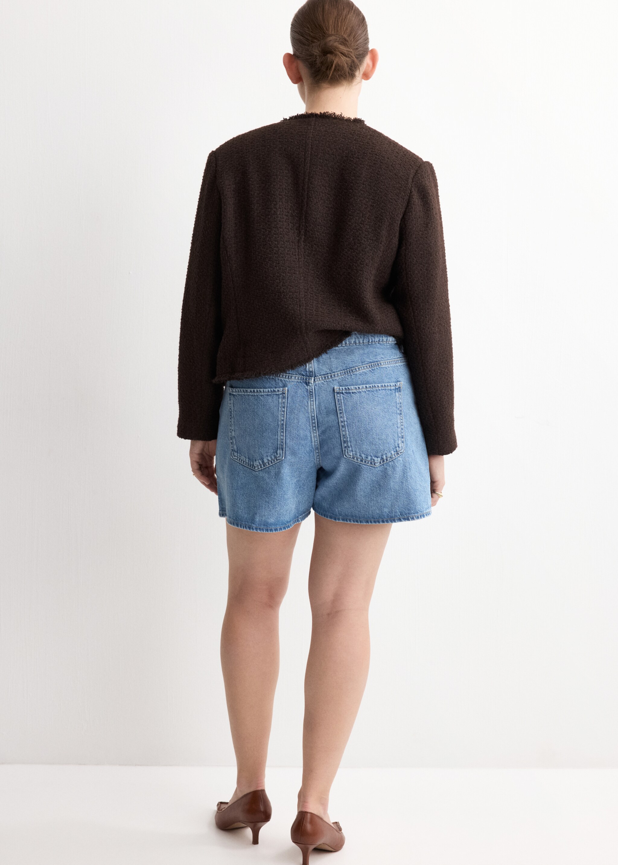 High-waisted straight-fit denim shorts - Details of the article 4, Medium Blue. Ref: 27043284-00.