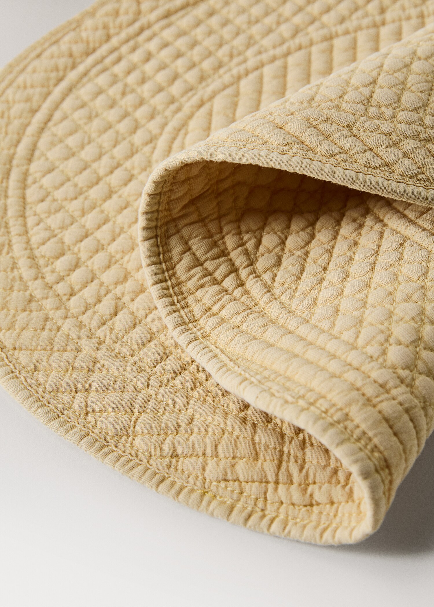 Quilted oval placemat design - Details of the article 1