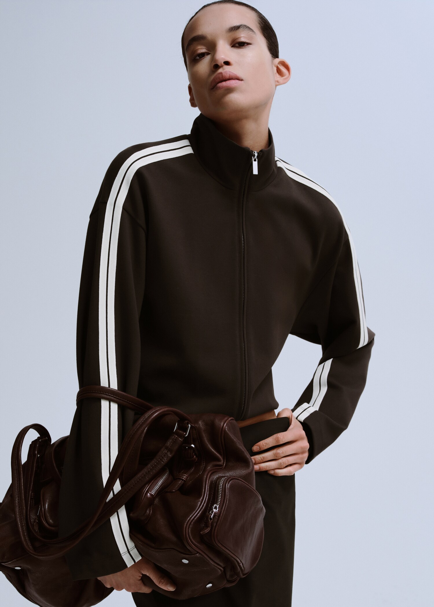 Sudadera rayas contraste - Plano medio