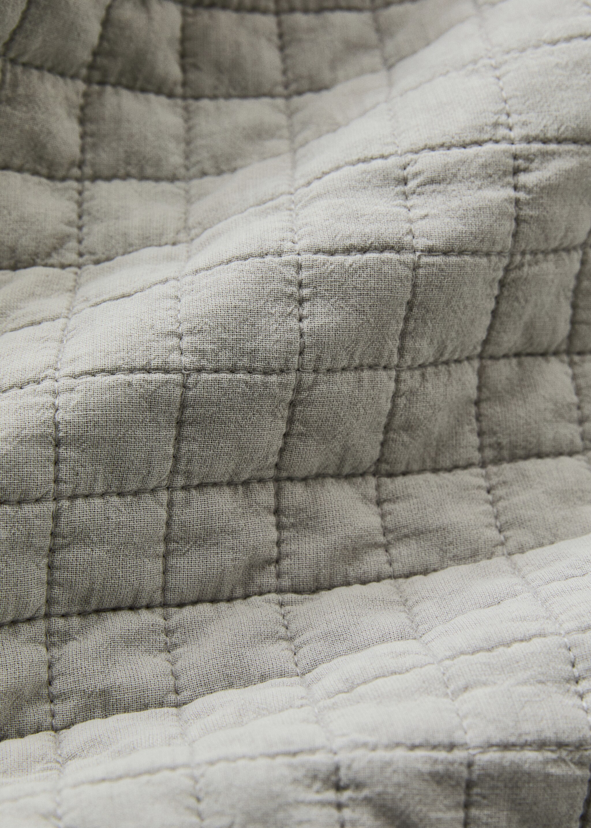 Garment-dyed cotton quilt square bed size 90/105 cm - Details of the article 2, Light/Pastel Grey. Ref: 27043309-00.