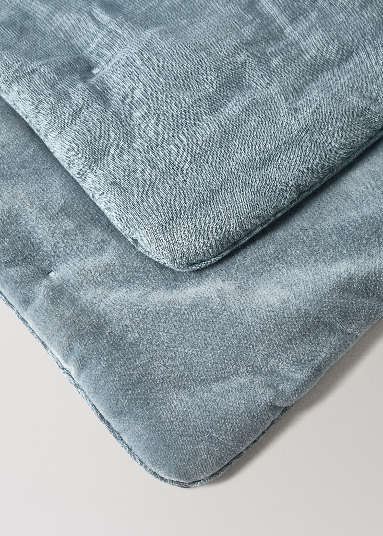 Linen velvet bedspread footboard - Details of the article 2