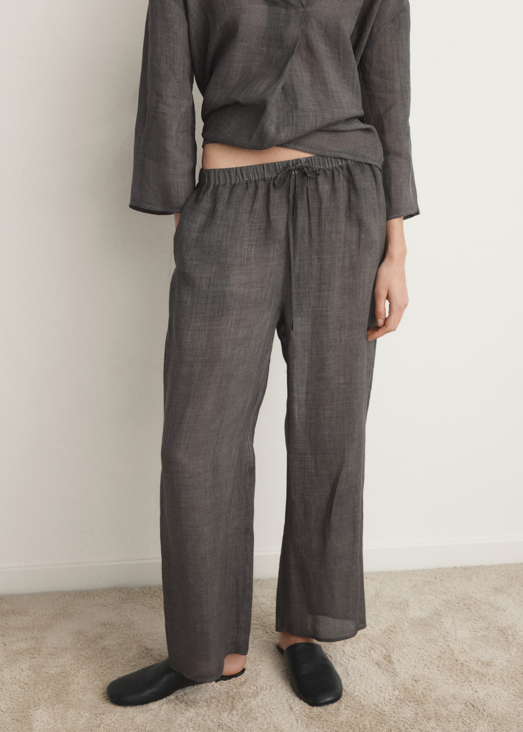 100% ramie trousers with an overdyed effect - Details of the article 6, Charcoal. Ref: 27043321-00.